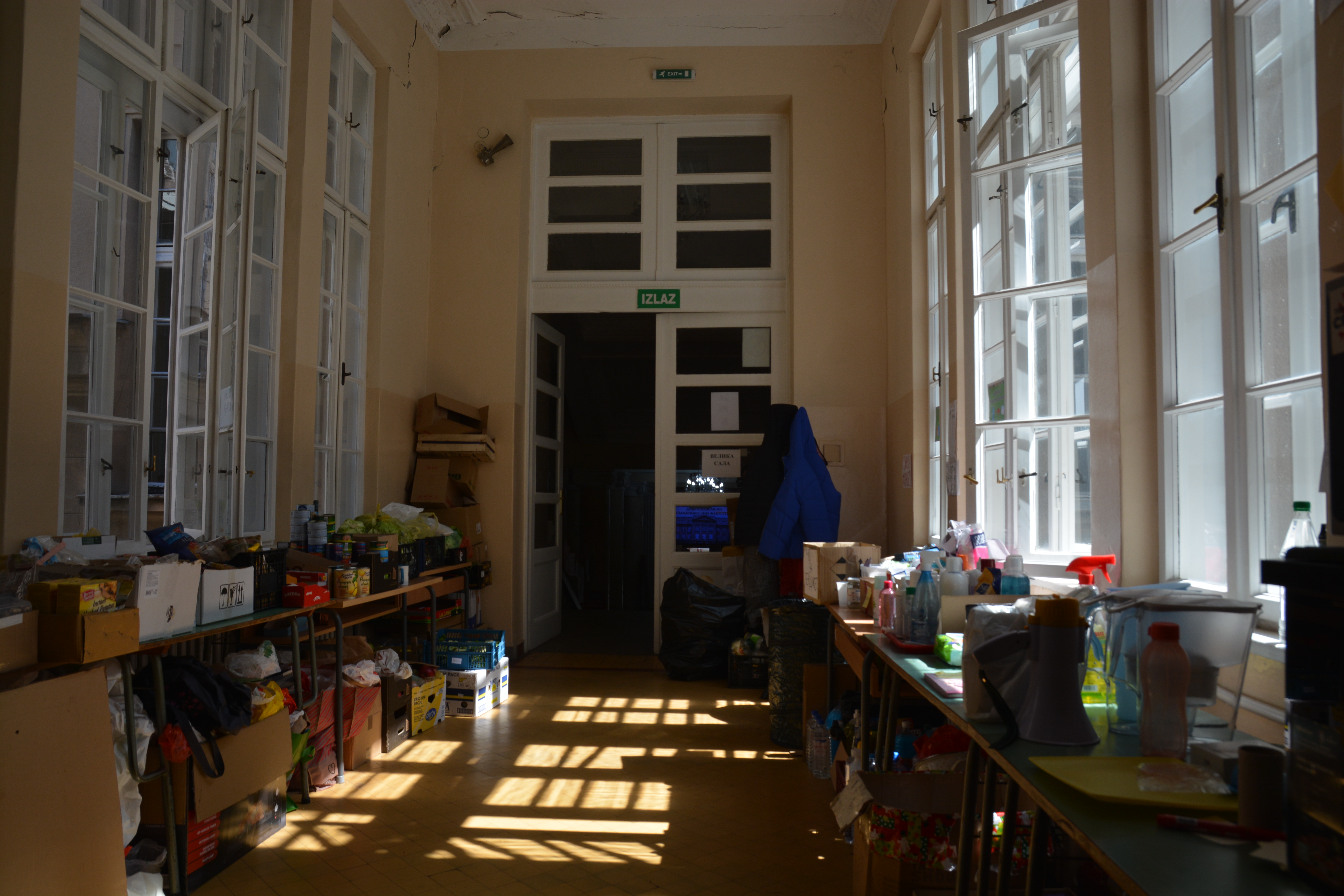 Studentų užimtuose fakultetuose netrūksta bendruomenės paramos – serbai aukoja maisto, įrangos ir pinigų. ©Veronika Tůmová