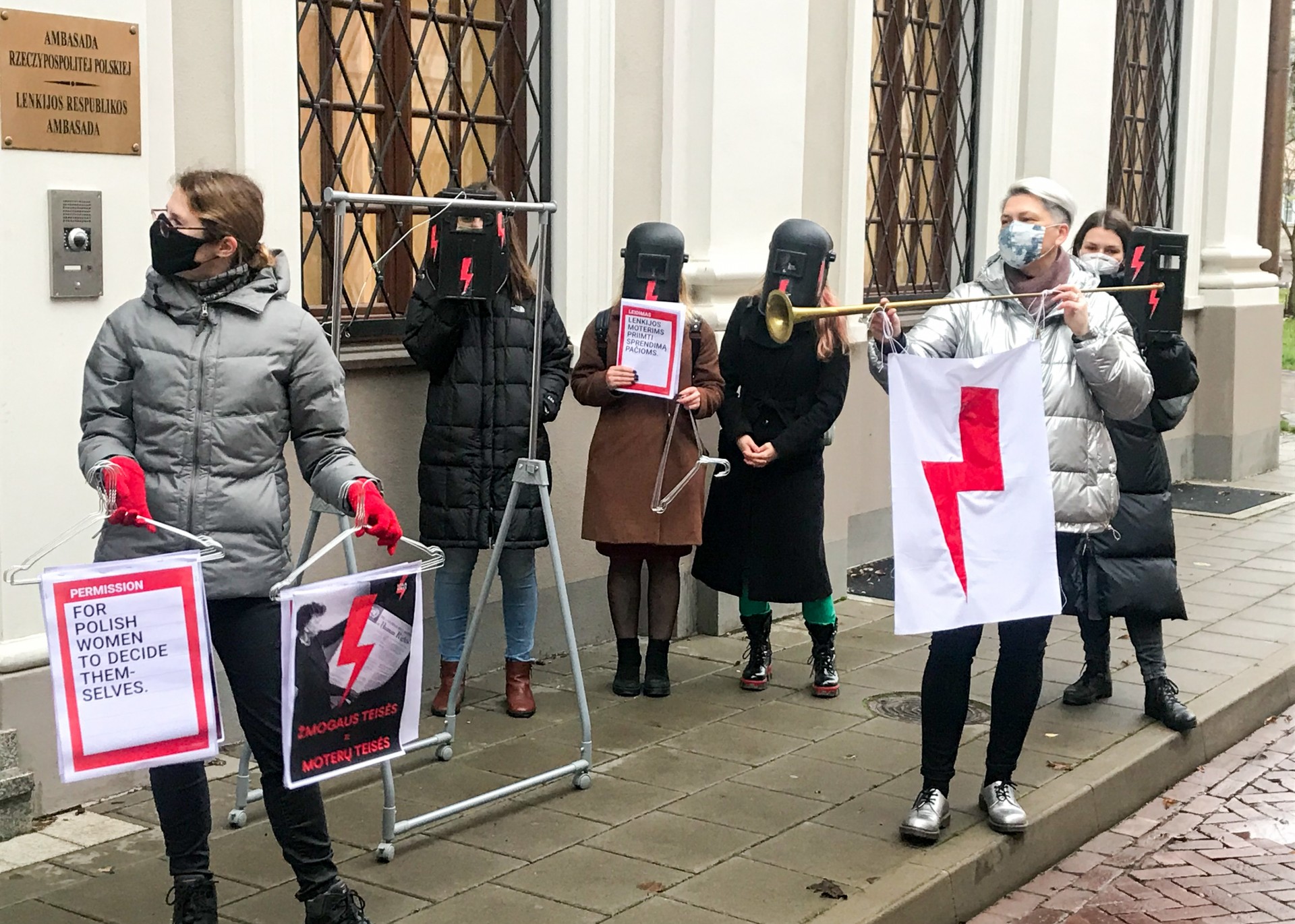 VU ir VGTU dėstytoja Rūta Latinytė (kairėje) demonstracijoje prie Lenkijos ambasados Vilniuje, Lenkijos prezidento Andrzejaus Dudos vizito metu lapkričio 18 d. ©Lukas Tamulynas