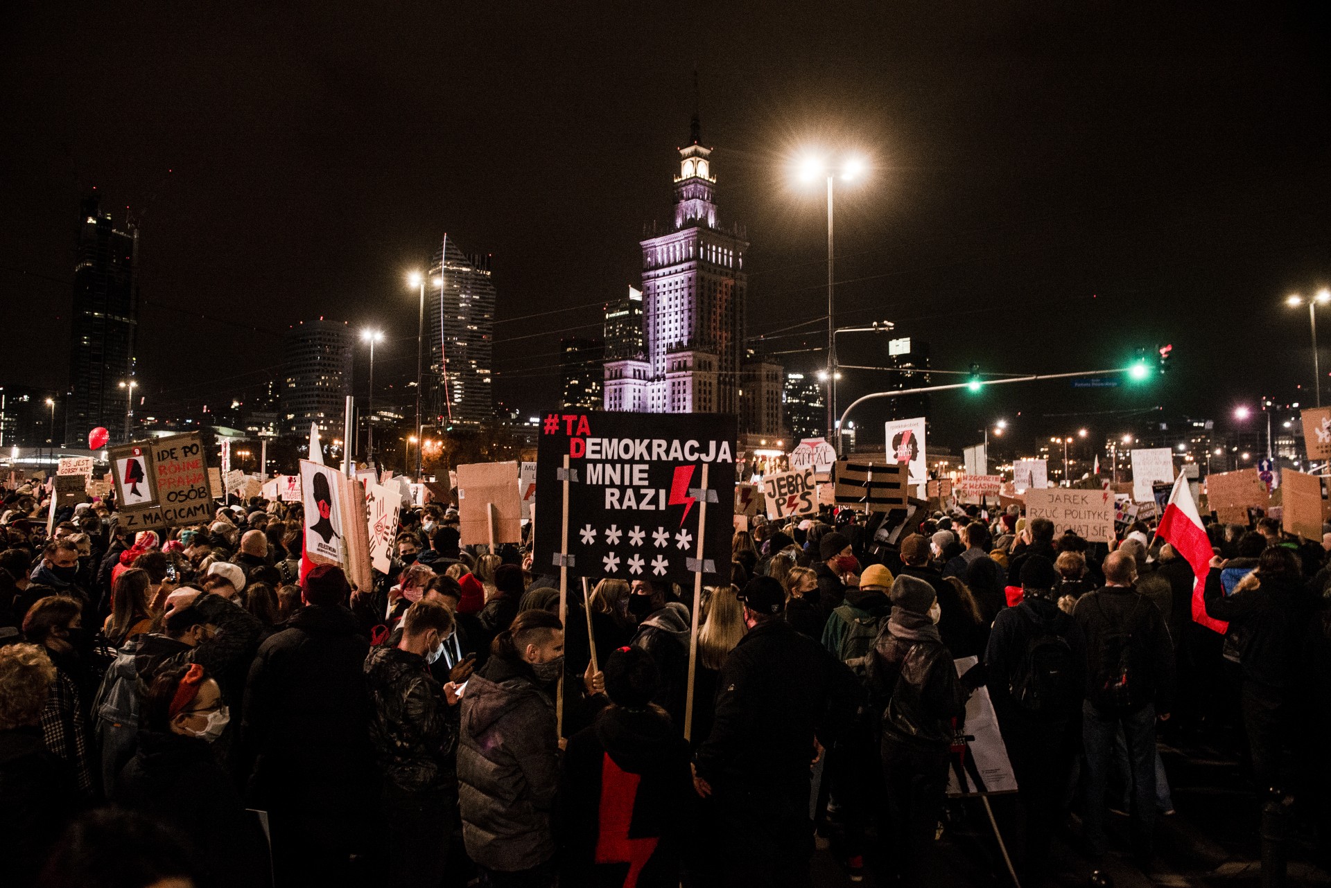Varšuvos gatvėse susirinko maždaug 100 tūkst. žmonių iš visos šalies. Jie protestuoja prieš beveik visišką abortų draudimą, už kurį prieš savaitę balsavo politizuotas Konstitucinis Tribunolas. Varšuva, Lenkija, 2020 m. spalio 30 d.