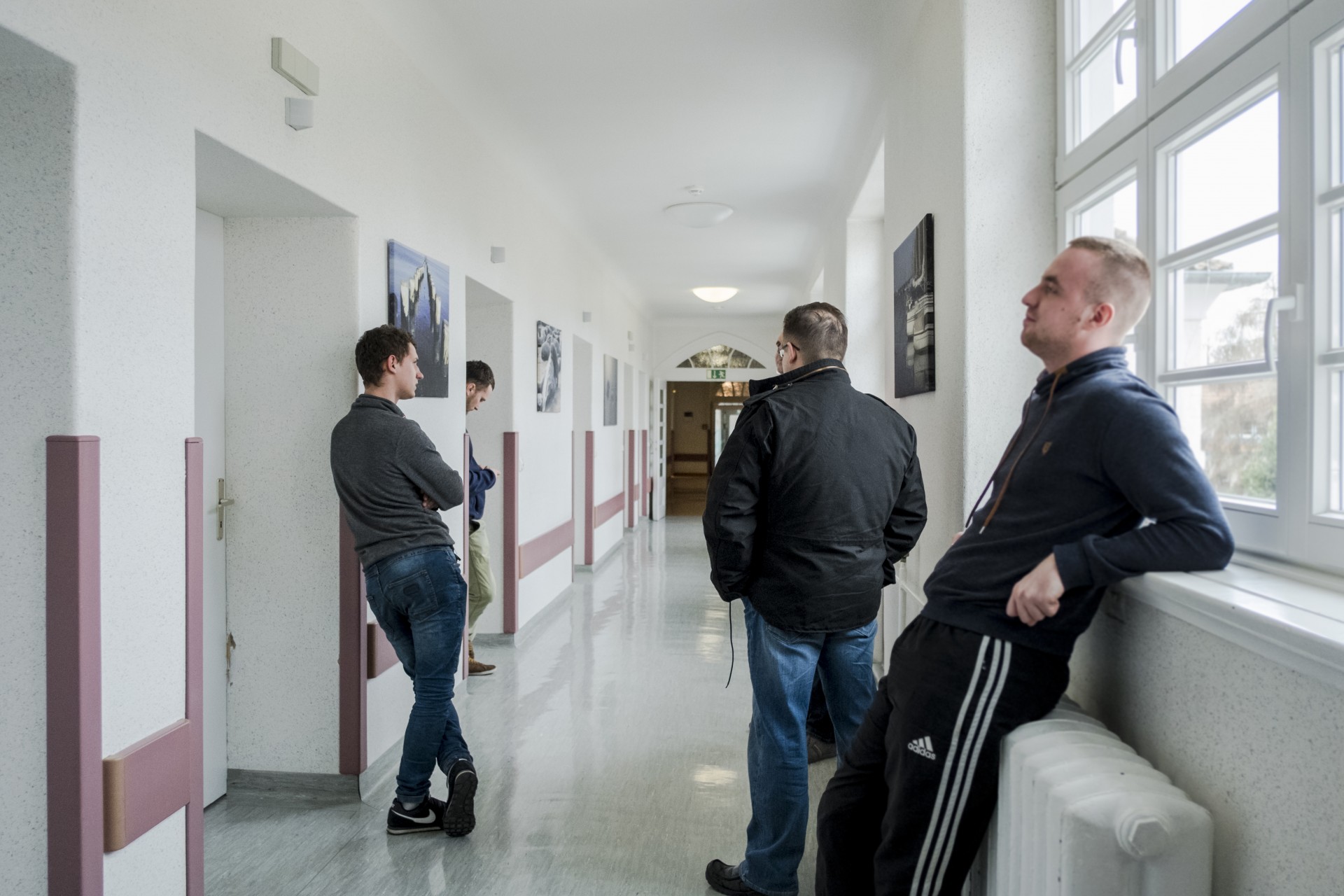 Dažniausiai moterys į kliniką ateina lydimos sutuoktinių. Lenkijoje moteris, nutraukusi nėštumą, nėra baudžiama, tačiau visiems, kas jai padeda tai padaryti, gresia laisvės atėmimas iki trejų metų. Nors nuo įstatymo priėmimo prieš 24 metus niekas dar nebuvo nubaustas, baimė būti surastam yra labai didelė. Prenzlau, Vokietija, 2017 m. kovas.