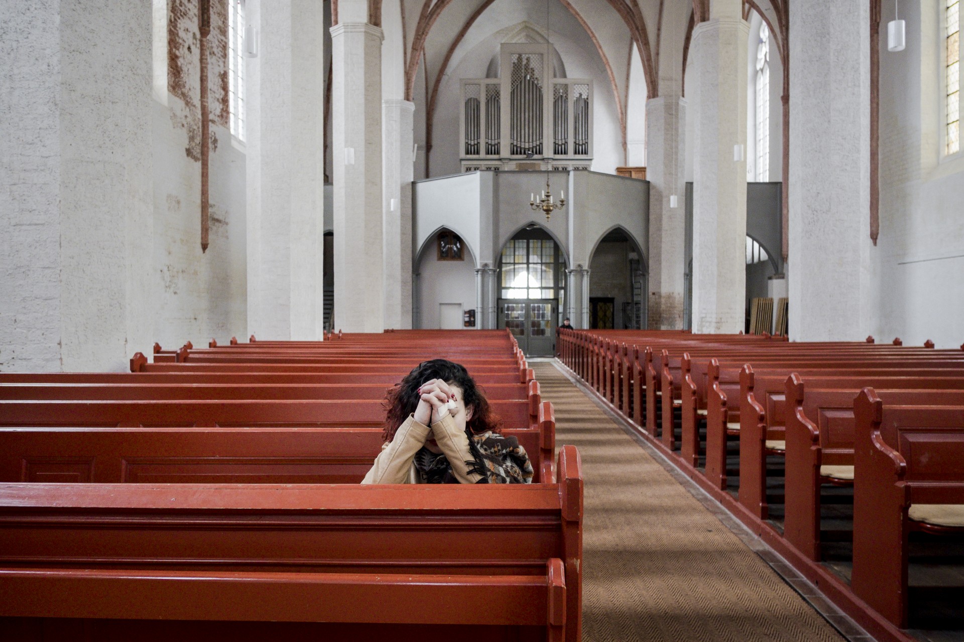 Iza (23) buvo apsvaiginta narkotikais ir išprievartauta per vakarėlį savo kaime. Vėliau ji nieko neatsiminė ir tik po pusantro mėnesio sužinojo, kad yra nėščia. Nepaisant motinos įkalbinėjimų, ji buvo pasiryžusi nutraukti nėštumą, nes norėjo kitokio gyvenimo. Iš anksto nesusitarusi dėl vizito, Iza atvyko į kliniką tikėdamasi rasti sprendimą. Iš karto po aborto ji nuėjo melstis į netoliese esančią bažnyčią. Prenzlau, Vokietija, 2017 m. kovas.