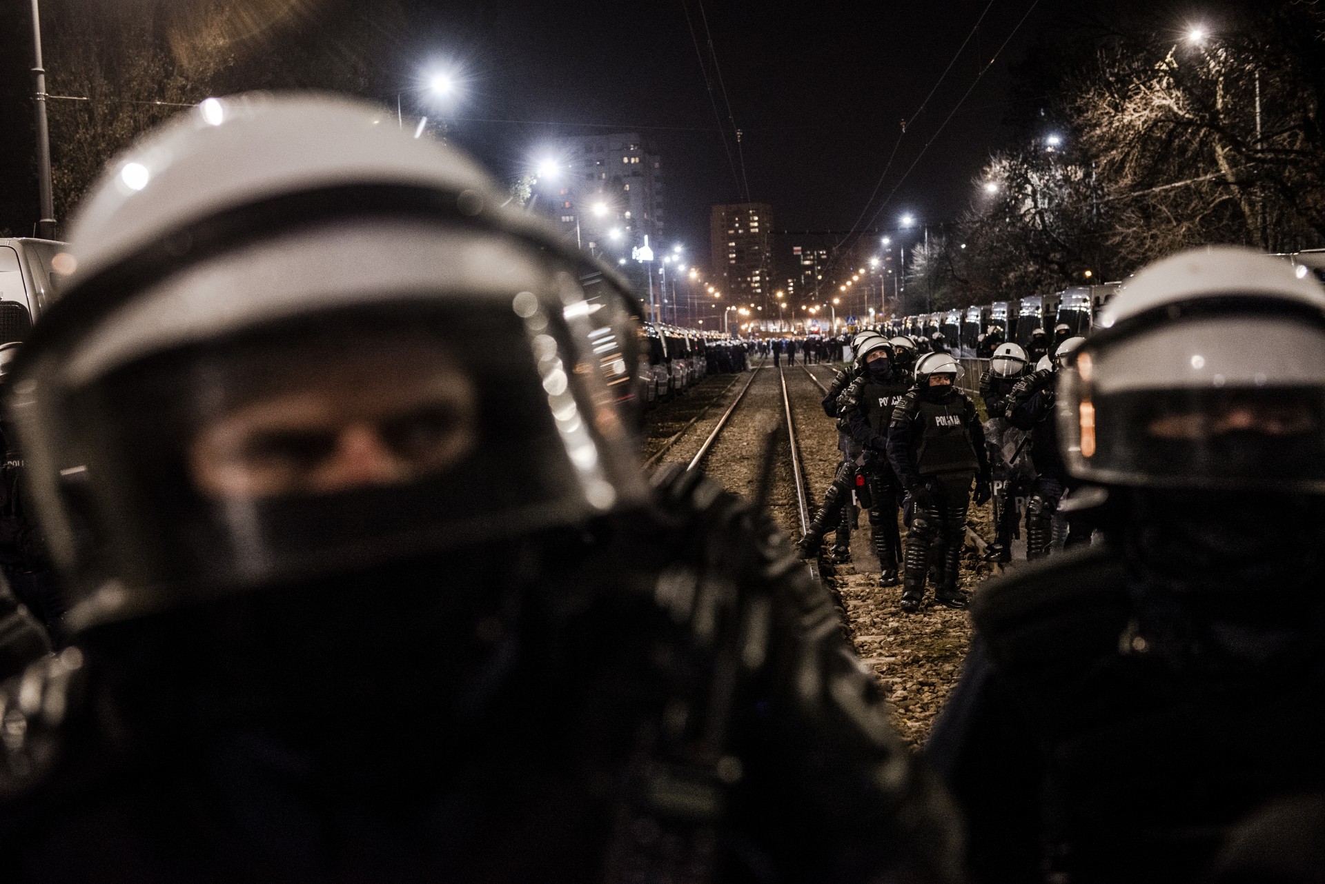 Keli šimtai policininkų blokuoja gatves aplink Zoliborz rajoną, kuriame gyvena valdančiosios partijos lyderis, dabar vyriausybės viceprezidentas, Jaroslawas Kaczynskis. Varšuva, Lenkija, 2020 m. spalio 30 d.