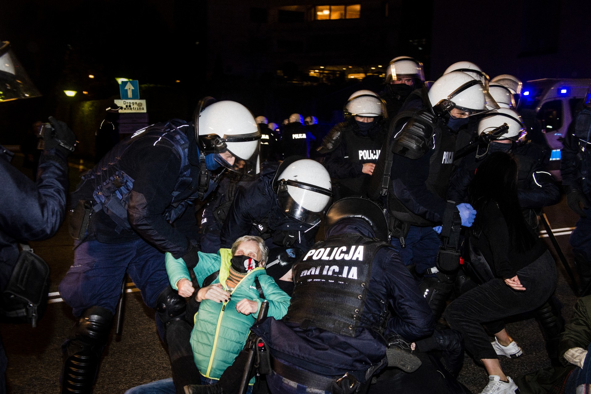 Pasibaigus pirmadienio protestui, keli žmonės buvo areštuoti ir panaudojus smurtą išvežti, įskaitant seną moterį, aktyvistų grupės „Lenkijos močiutės“ narę. Varšuva, Lenkija, 2020 m. lapkričio 9 d.