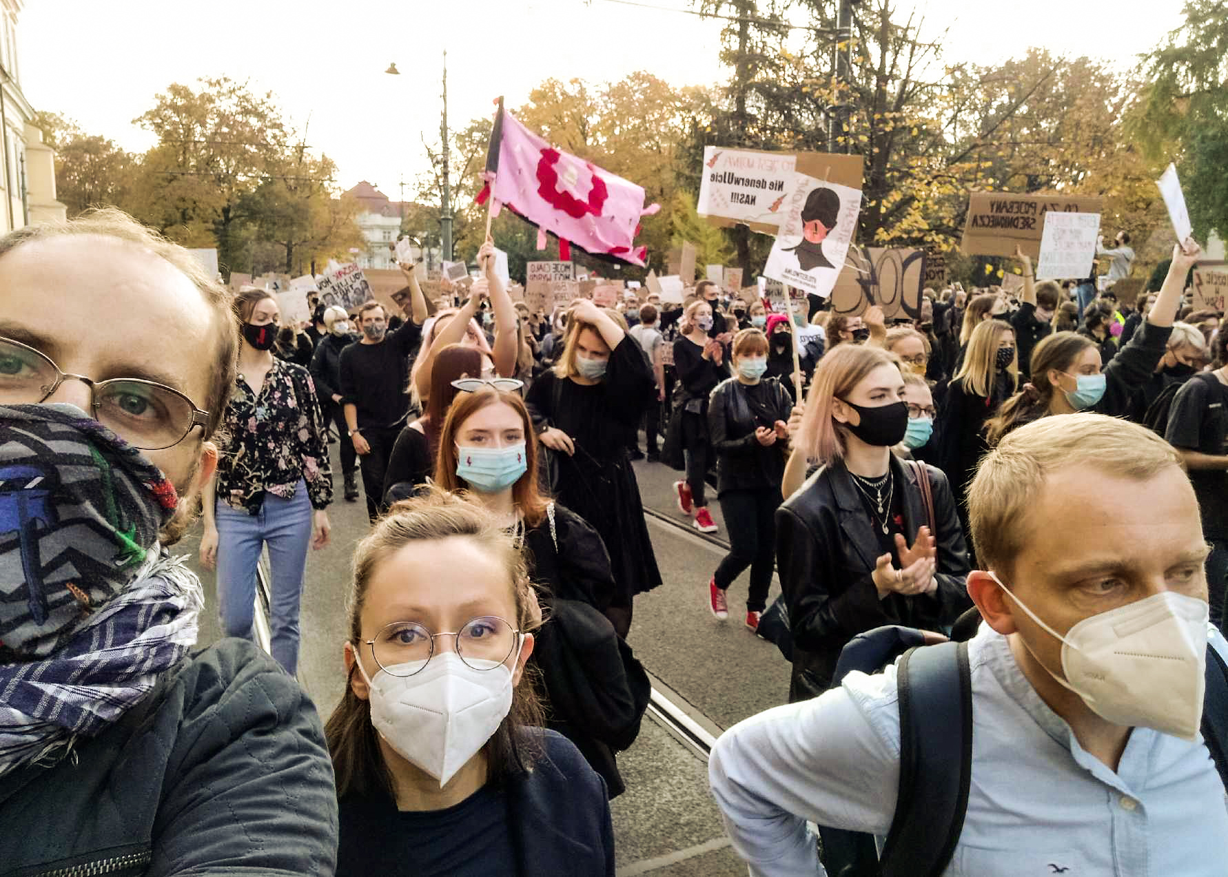 TV serialų scenarijų autorė Katarzyna Rimpler (viduryje) proteste Krokuvoje spalio 25 d. Asmeninio archyvo nuotrauka