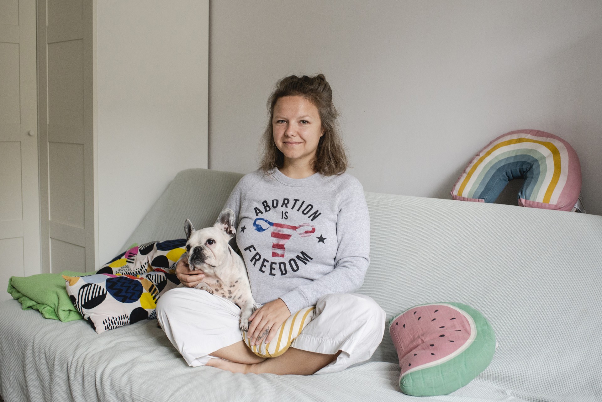 Natalija Broniarczyk, abortus palaikanti aktyvistė iš grupės „Abortų svajonių komanda“, lyčių lygybės mokslų daktarė, tyrėja ir viena iš „Pro-Choice March“ organizatorių, pozuoja savo bute. Nors ji laiko save aktyvia feministe, abortų stigma sukėlė jai depresiją ir privertė keletą metų slėpti savo pačios aborto patirtį. Natalija pastojo prieš kelerius metus, kai jau dėstė lytinį švietimą. Dėl to ji jautė milžinišką gėdą ir apie tai nepasakojo net artimiausiems kolegoms. Vėliau, kaip ir tūkstančiai kitų lenkų moterų, ji gavo nėštumą nutraukiančių tablečių vienintelėje lenkų palaikymo linijoje „Moterys internete“. Šios pagalbos linijos įkūrėja dabar yra ir jos kolegė, su kuria jau kelerius metus Natalija glaudžiai bendradarbiauja. Jų tikslas – destigmatizuoti abortų temą ir padaryti prieinamesne saugią farmakologinę procedūrą lenkų moterims. Varšuva, Lenkija, 2019 m. rugsėjo 29 d.