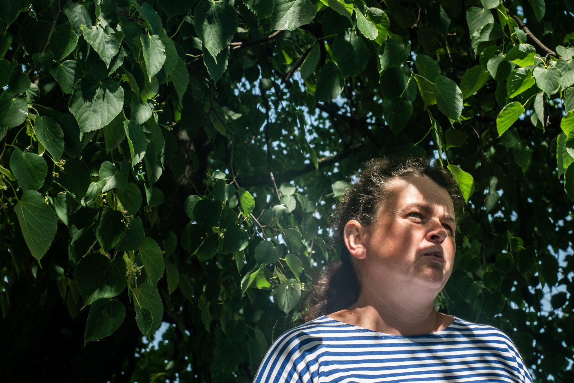 Dailininkė ir poetė Vilma Fiokla Kiurė su bendramintėmis sudainavo Lietuvos himną vyriškos giminės žodžius pakeisdamos moteriškos. Nedidelis meninis performansas tautininkų sąjungos atstovams tapo pretekstu apskųsti ją teismui dėl himno „išniekinimo“. ©Severina Venckutė