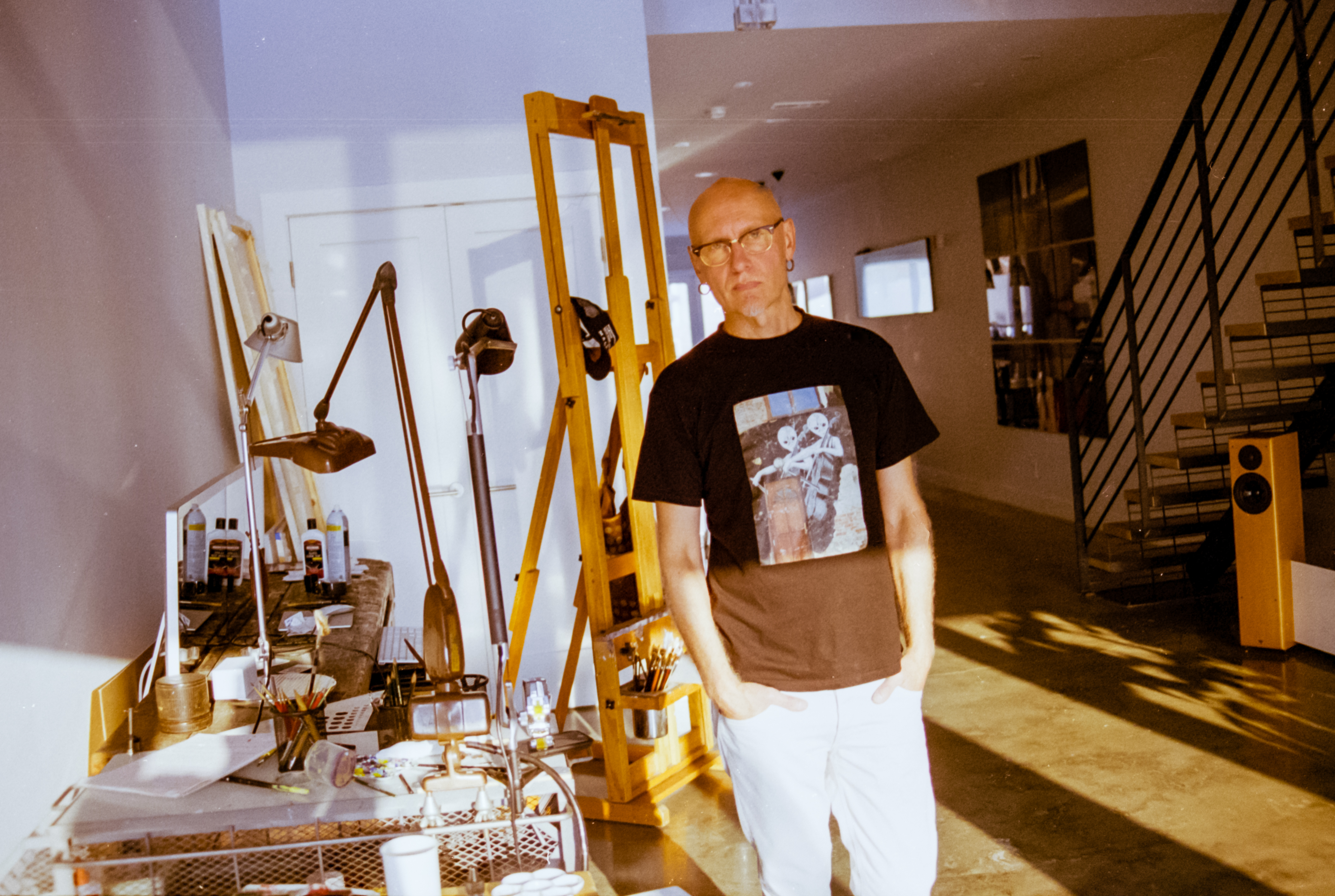 Ray Bartkus namuose-studijoje Filadelfijoje, 140 km nuo Niujorko. Iš jį suformavusio miesto jis, kaip ir daugelis menininkų, išsikraustė dėl nuolat augančių nuomos kainų. ©Karolis Vyšniauskas