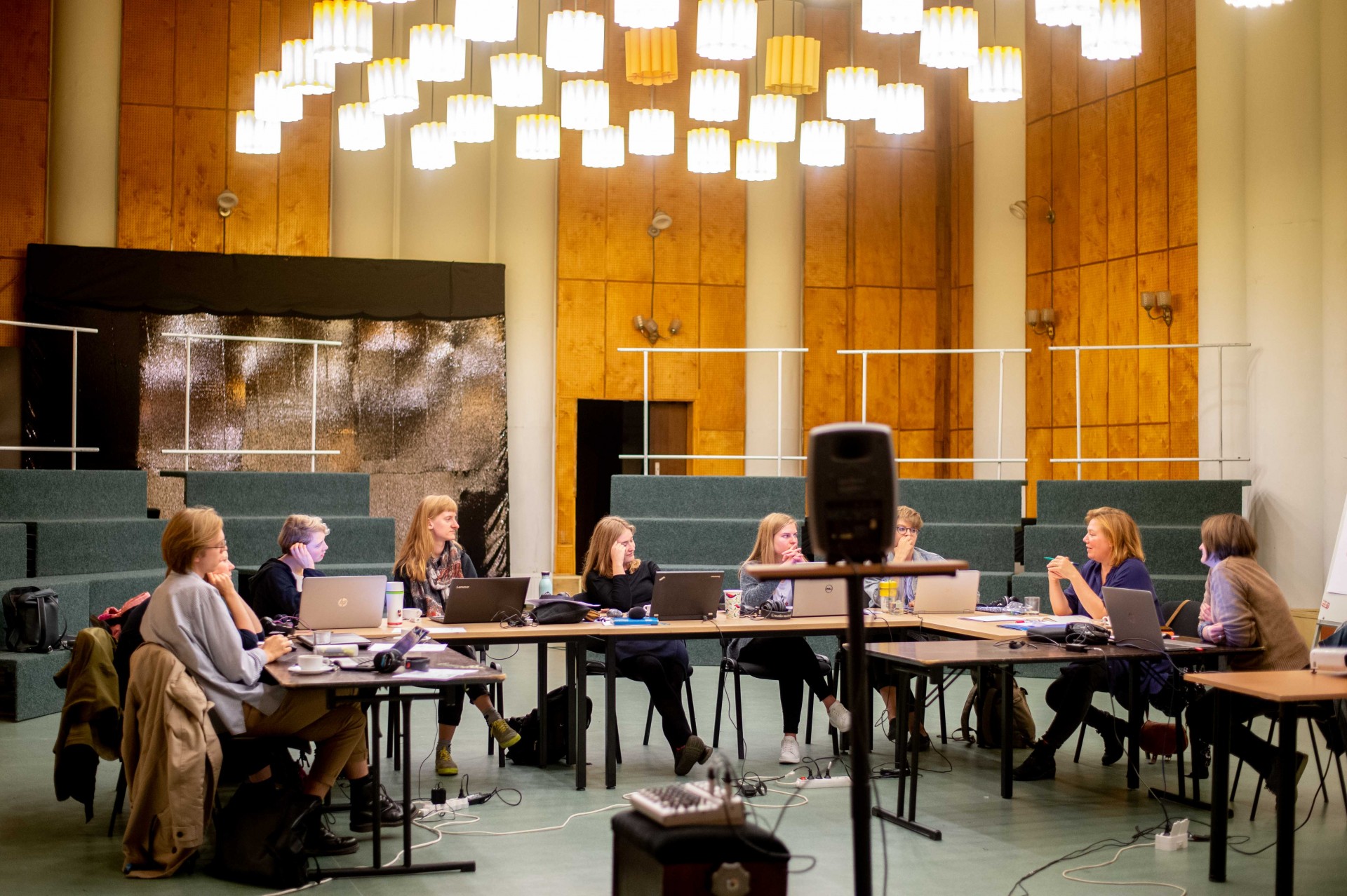 Mokymasis kartu. Radijo dokumentikos kūrėjų bendruomenė yra glaudi – nėra neįprasta prodiuseriams surengti mokymus ir perduoti žinias vieni kitiems. Fotografijoje – pačių susiorganizuoti mokymai LRT patalpose su danų prodiusere Rikke Houd. ©Edvardas Blaževič