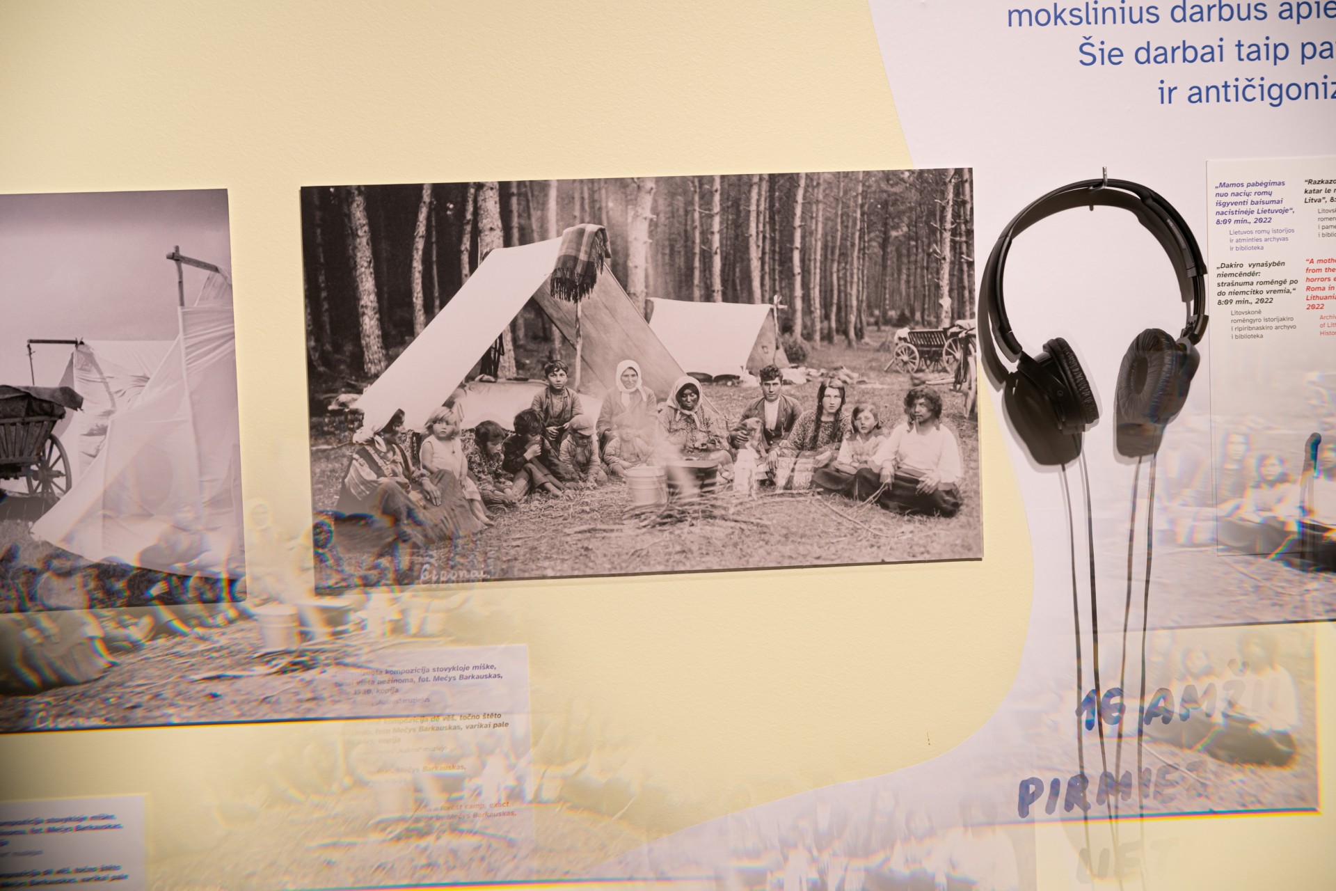 Fotografijoje – romų bendruomenė Lietuvoje iki II pasaulinio karo. Nacių okupacijos metu Lietuvoje nužudyta apie 500 romų, o visoje Europoje – iki 500 tūkst. ©Gintarė Grigėnaitė