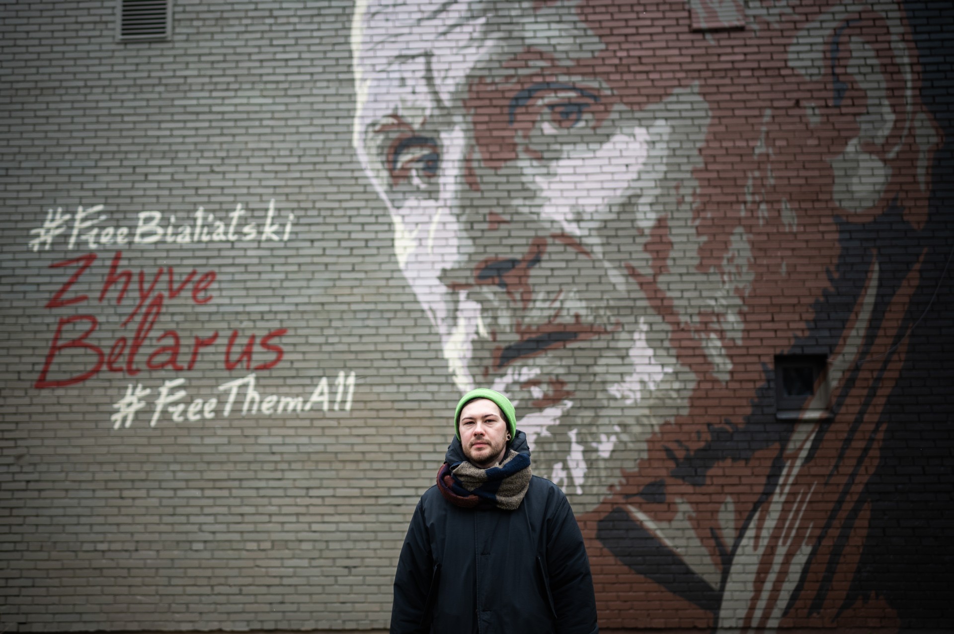 Pavel Kirpikau, Baltarusijos pilietis, siekiantis Lietuvos pilietybės, greta memorialo Baltarusijos politiniam kaliniui, Nobelio premijos laureatui Alesiui Beliackiui Vilniuje ©Denis Vėjas