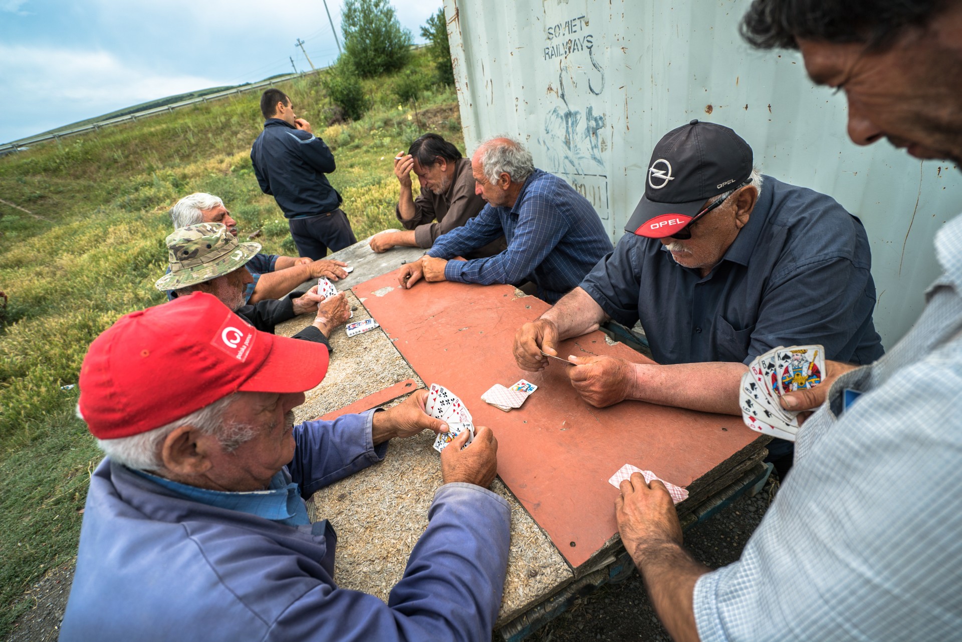Šavšebio kaime vyrai leidžia dienas žaisdami kortomis. Gyvenvietėje įsikūrusios 160 pabėgėlių šeimų iš Pietų Osetijos regiono. ©Mindaugas Drigotas
