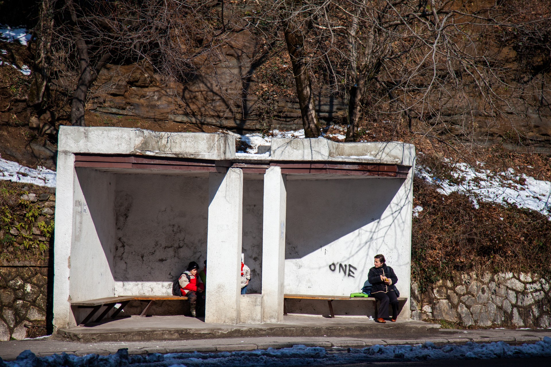 Moteris ir vaikai laukia autobuso stotelėje. Sakartvelas, 2012. ©Berta Tilmantaitė