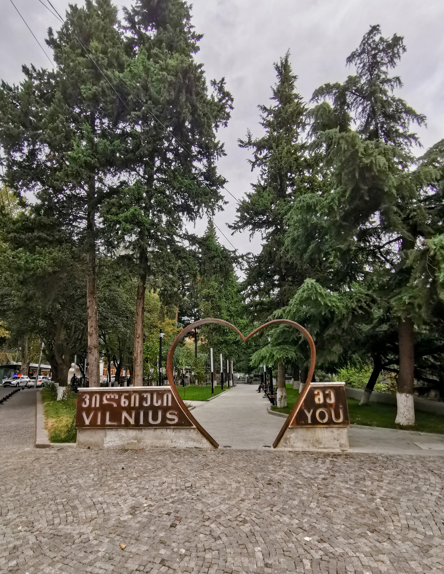 2009 m. Tbilisyje atidarytas Vilniaus skveras. Betoninės plytelės „Stebuklas“ kopija. ©Mindaugas Drigotas