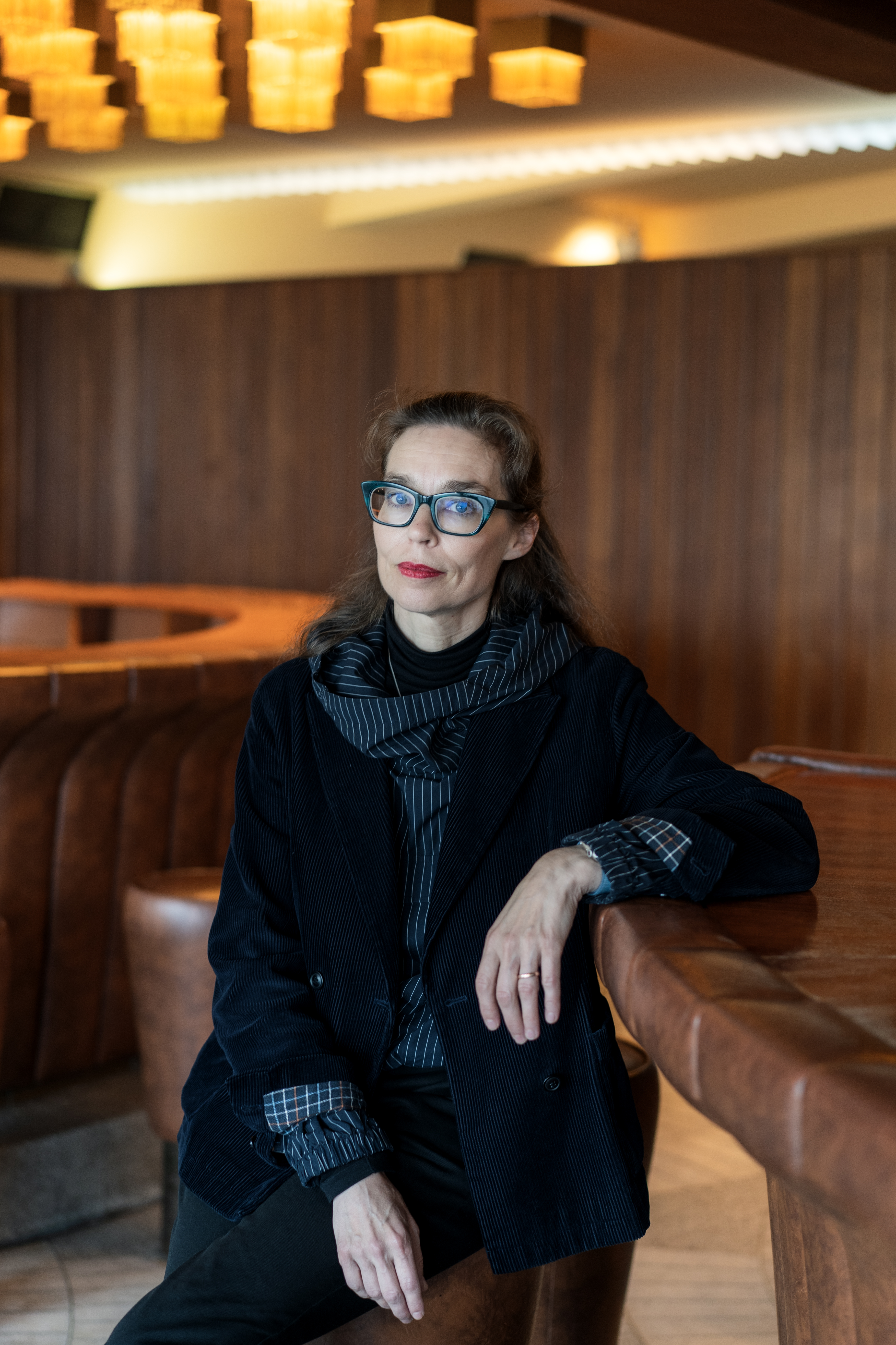 Žibuoklės Martinaitytės muzika ilgainiui keitėsi, tapdama vis labiau atmosferiška ir tarsi testuodama klausytojo ribas. „Man labai smalsu muzikoje pasiekti tokią būseną, kur nebelieka jokių atspirties taškų. Kaip atvira erdvė, iš lėktuvo iššokus be parašiuto“, – NARA interviu sako ji. ©Severina Venckutė