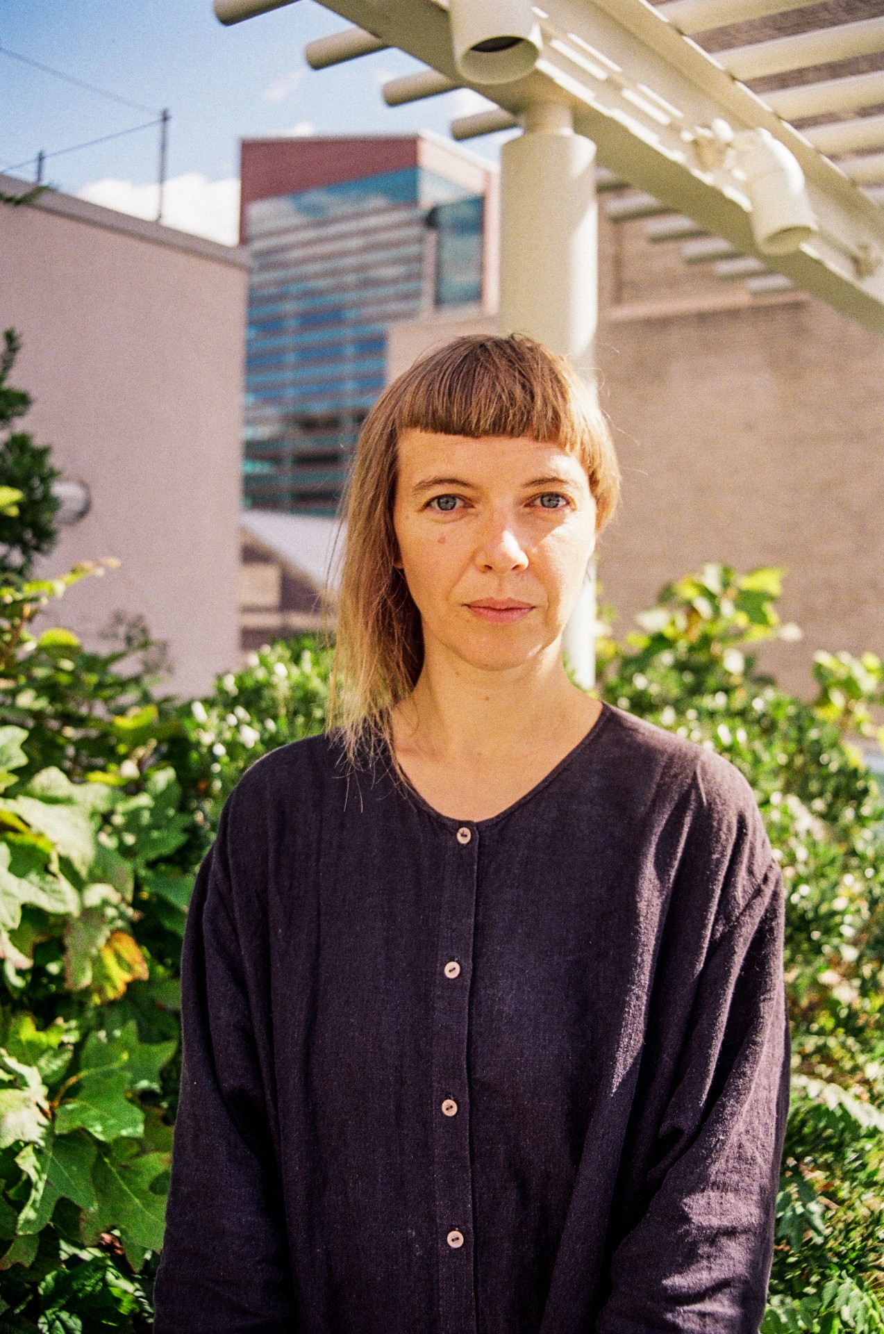 Kompozitorė Lina Lapelytė „Saulei ir jūrai“ sukūrė apgaulingai raminančią muziką. Dvilypumas tarp atpalaiduojančios estetikos ir sudėtingos klimato temos yra performanso širdyje.