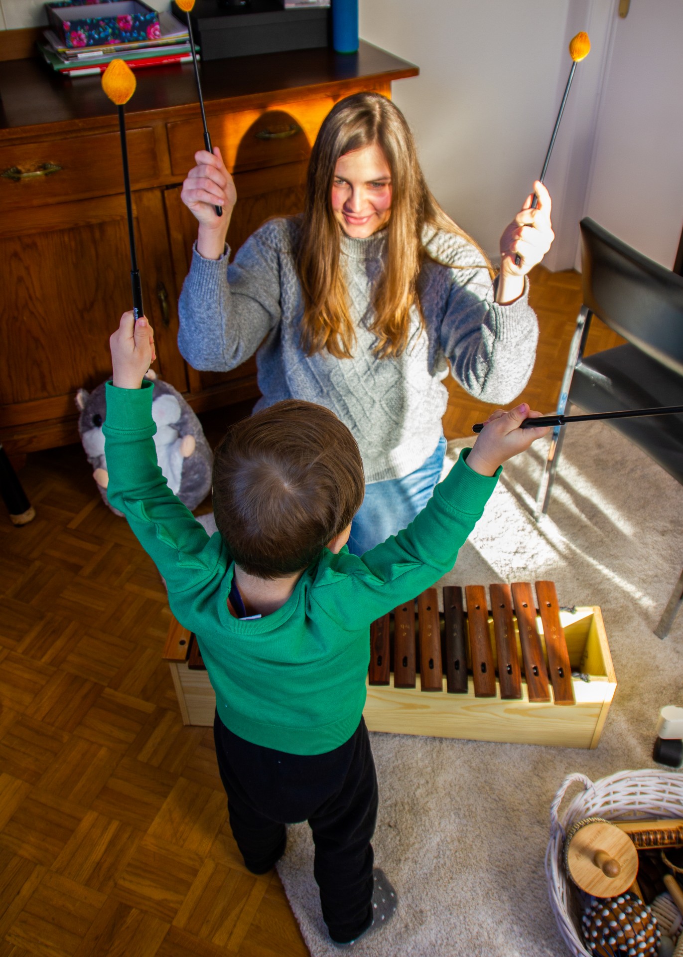 Muzikos terapeutė Ieva Langaitė sesijos metu. ©Rusnė Gurevičiūtė