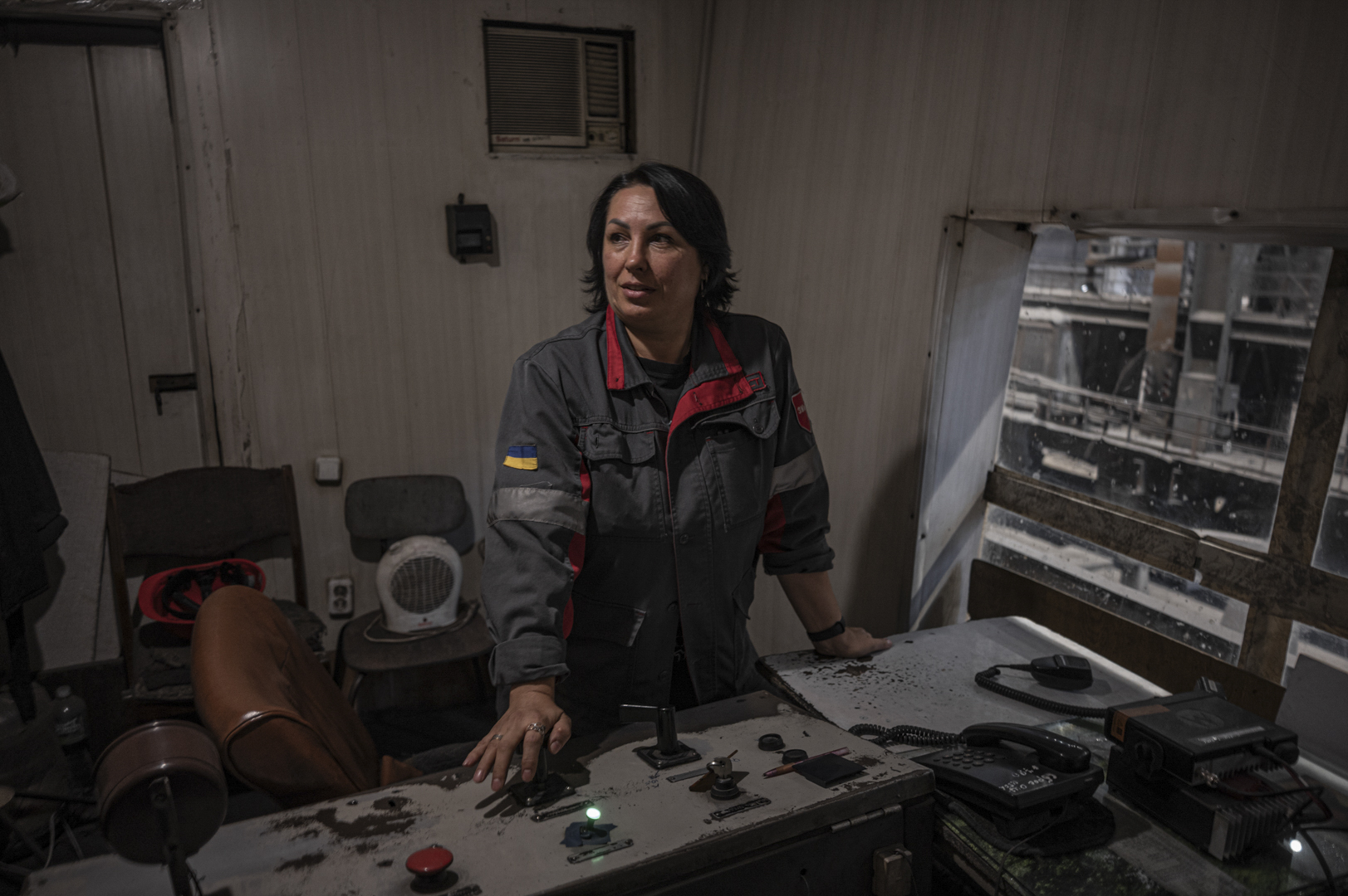 Oksana fabrike dirba nuo 17 ar 18 metų. Kaip pati sako, su dekretinėmis jos darbo stažas – apie 30 metų. Per šį laiką Oksana ne kartą keitė darbo pobūdį – valdė kranus, vairavo UAZ'iką, dirbo dispečere. Dabar ji metalo krano operatorė. ©Denis Vėjas