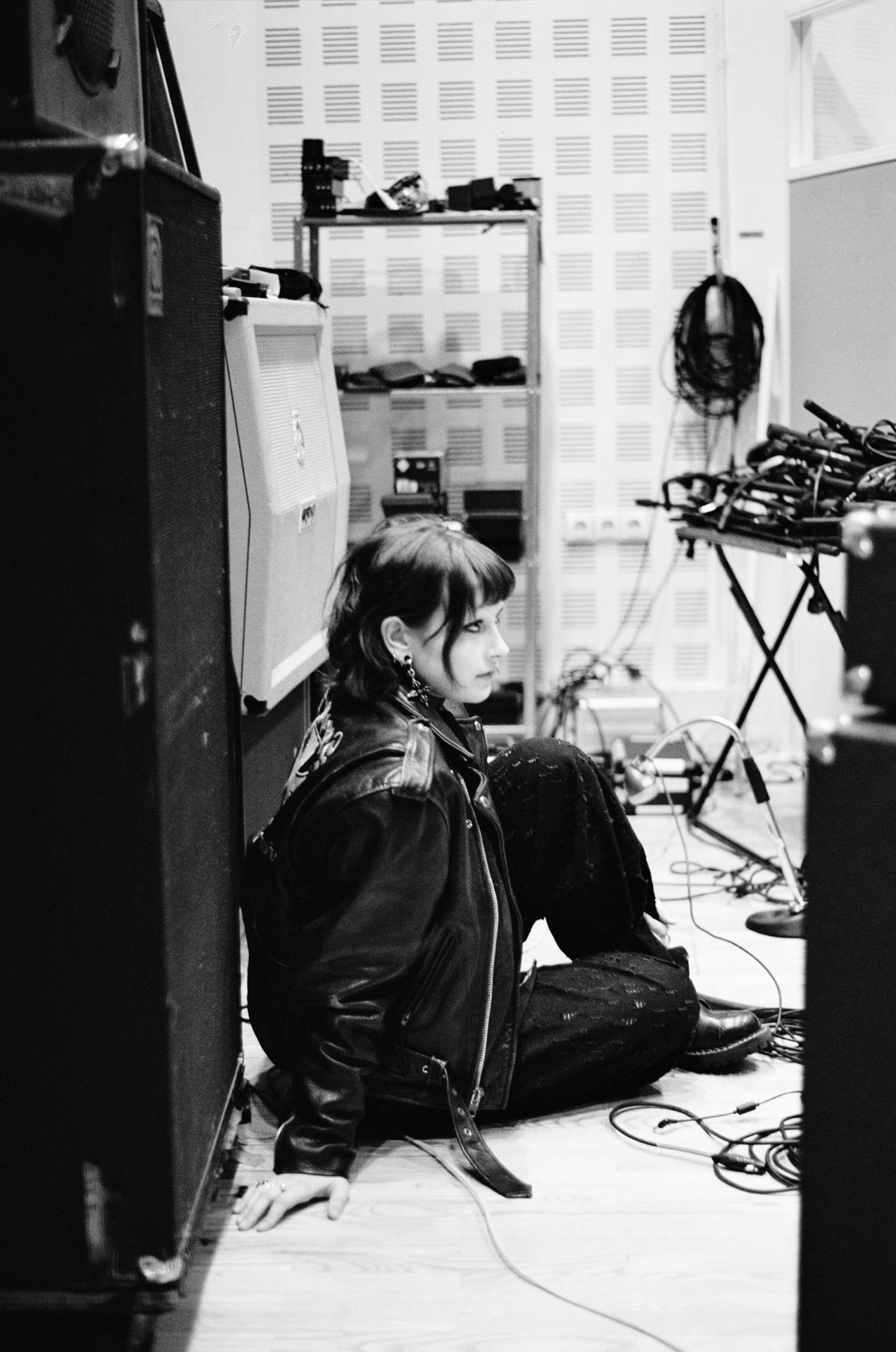 Aistė Mažeikaitė – šėtono močia YMIR Audio studijoje Vilniuje, 2025-ųjų kovas. ©Justė Urbonavičiūtė