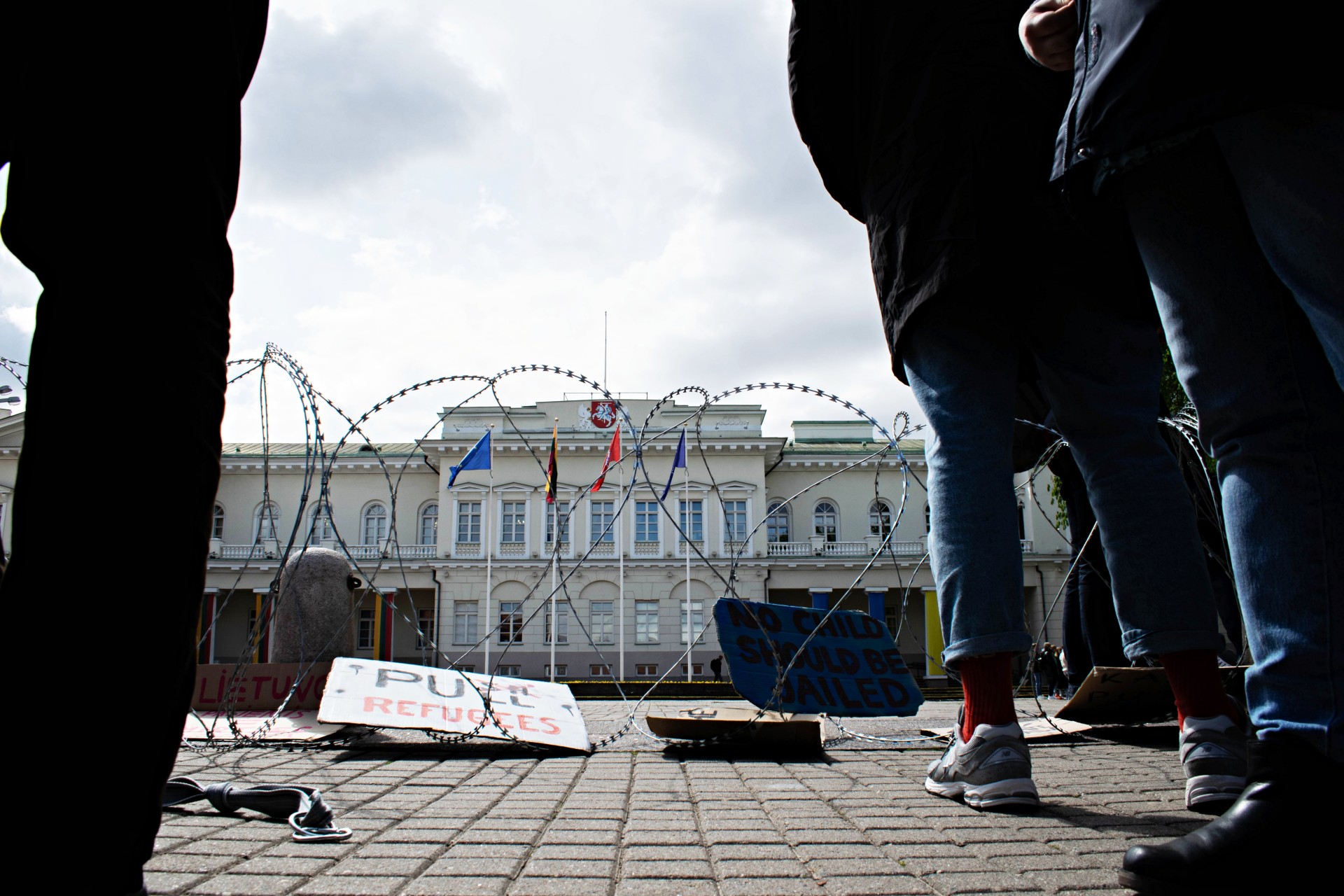 Protestas „Prieš apgręžimų smurtą“ prie prezidentūros balandžio 28 d., reaguojant į naują Valstybės sienos apsaugos įstatymą, įteisinusį migrantų išstūmimo galimybę Lietuvos pasienio ruože. ©Julija Stankevičiūtė