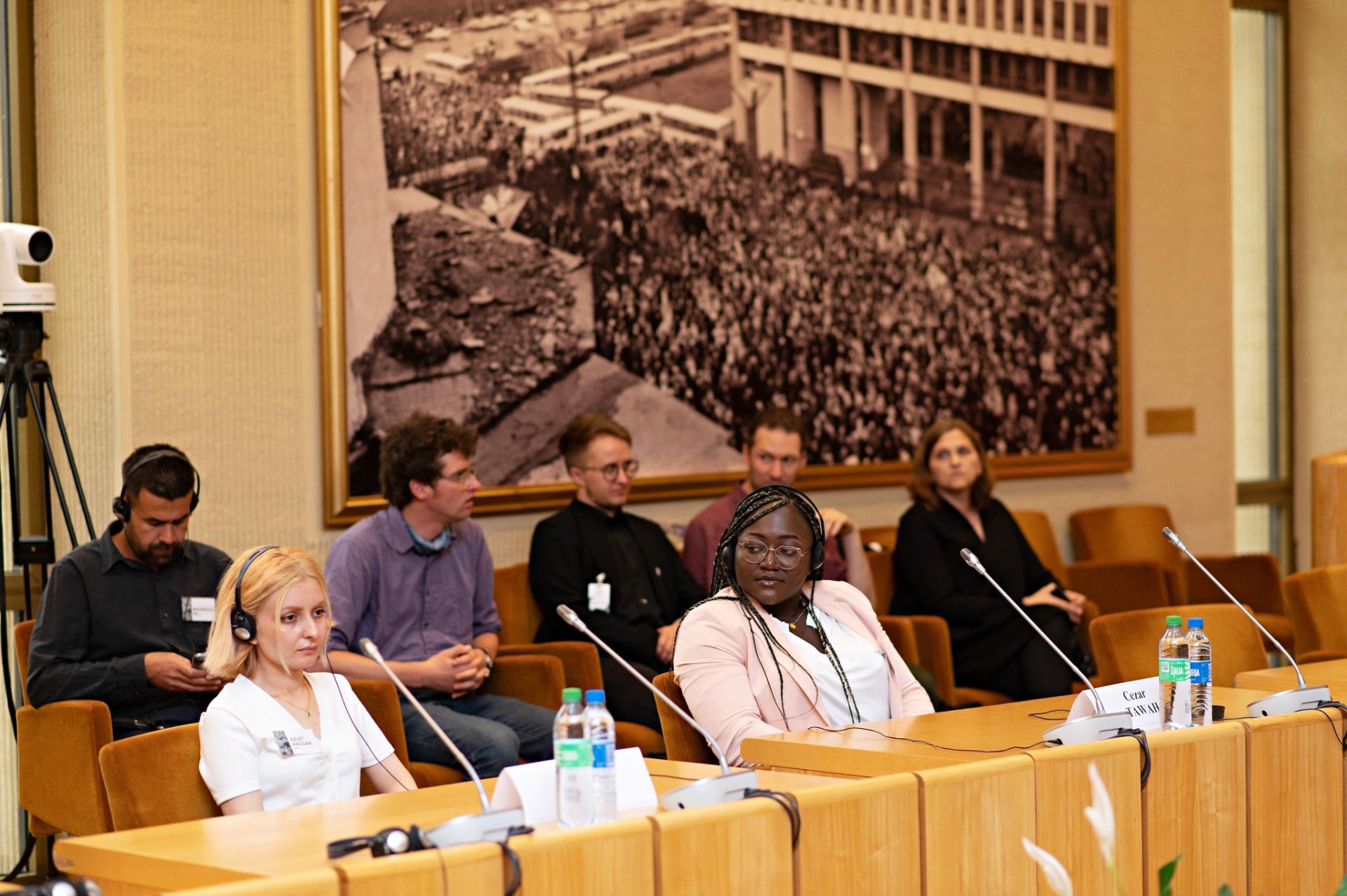 Prieglobsčio prašytojos jazidė Juliet ir kamerūnietė Cezar Seimo salėje 2022-ųjų vasarą, diskusijoje „Lietuvos planas migrantams“. Tai buvo pirmas kartas, kai dalis Seimo narių gyvai sutiko žmones, kurių likimus jų sprendimai lemia. ©Sienos Grupė
