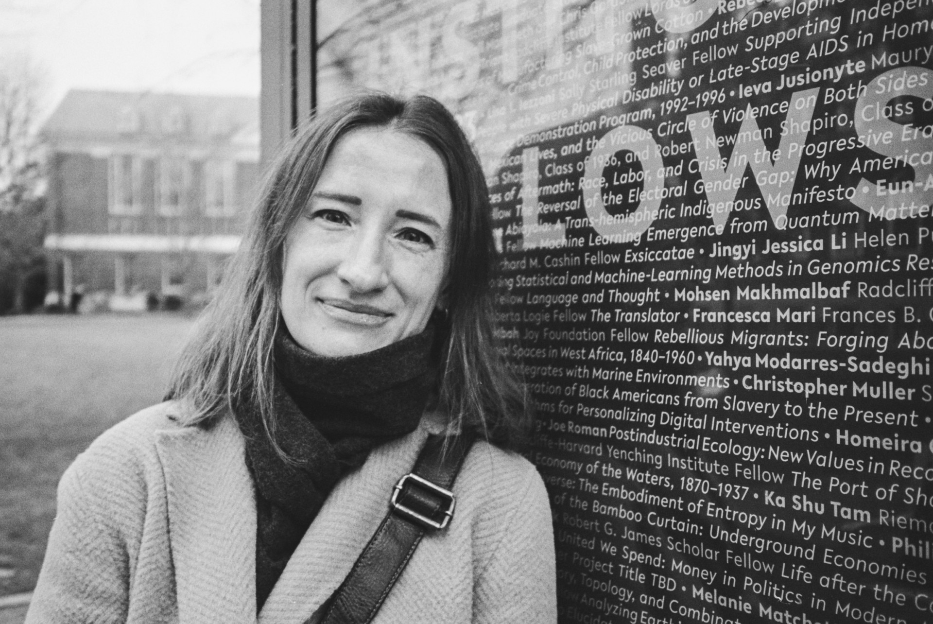 Antropologė Ieva Jusionytė Harvarde greta stendo, kuriame išvardyti prestižinės Radcliffe Fellowship programos laimėtojai. Jos vardas yra greta kitų laureatų. Harvardo Radcliffe institute ji rašo naują knygą – apie ginklų kelią iš Jungtinių Valstijų į Meksiką.