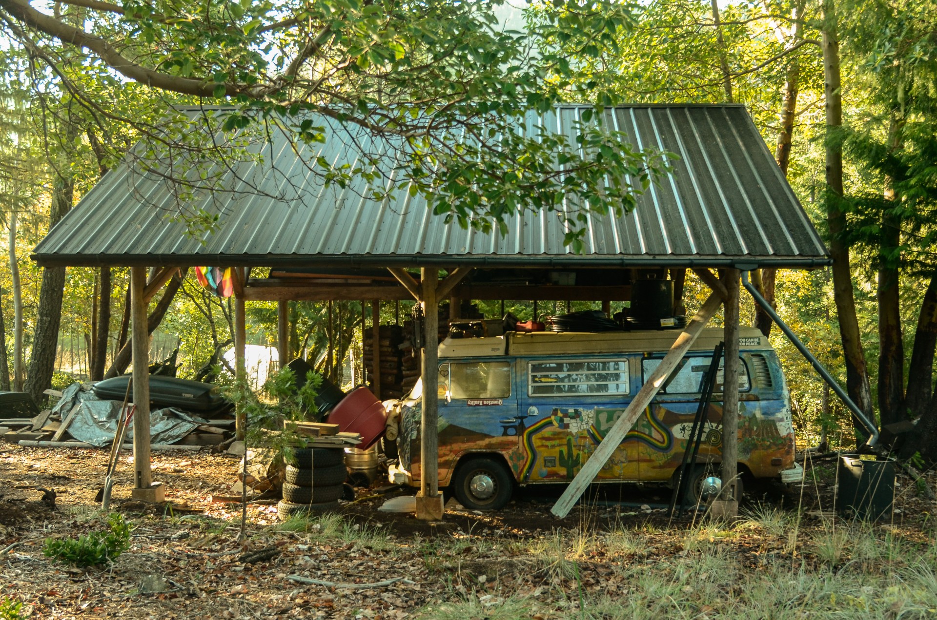 Senasis Joe autobusiukas, priparkuotas jo fermoje. Septintajame dešimtmetyje šiuo autubusiuku Joe atvyko į Oregoną. Cave Junction, Pietų Oregonas, 2013 m.