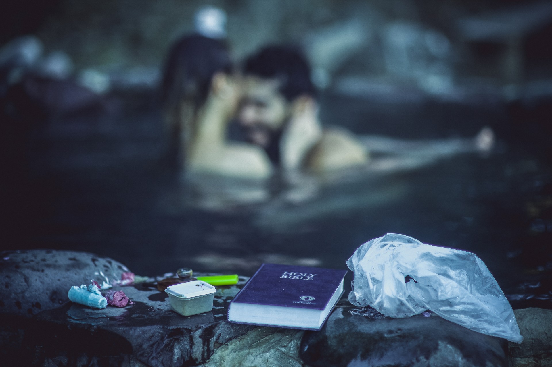 Versmės prižiūrimos vietinės bendruomenės ir čia gali sutikti bet ką. Naktį prie mūsų netikėtai prisijungę Jehovos liudytojai išeidami paliko Bibliją. Big Bend, Šasta, Kalifornija, 2015 m.