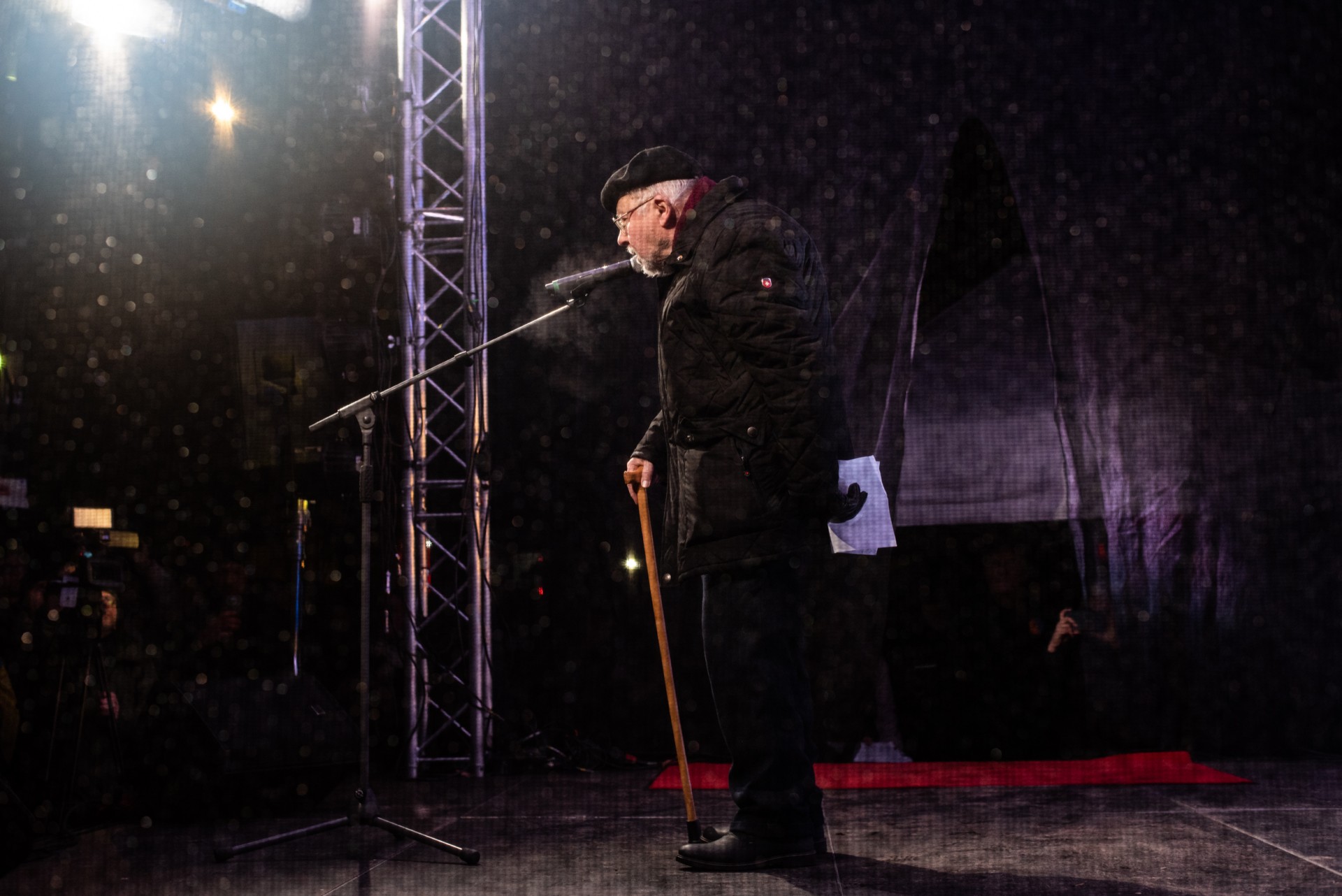 „Klausykit, gal žinot kas nors, pasakykit man, kiek jau šiandien Putinas užmušė žmonių Ukrainoje? Gal žinot, kiek suplanavo užmušti rytoj? Gal žinot, kiek Europos vadovų kreipiasi į Hagos tribunolą, iškeldami kaltinimą Putinui dėl nusikaltimų žmonijai? Nėra tokių? Tai gal nors Lietuva tegu iškelia laisvės vėliavą?“ – ant scenos sakė profesorius Vytautas Landsbergis. ©Berta Tilmantaitė „Klausykit, gal žinot kas nors, pasakykit man, kiek jau šiandien Putinas užmušė žmonių Ukrainoje? Gal žinot, kiek suplanavo užmušti rytoj? Gal žinot, kiek Europos vadovų kreipiasi į Hagos tribunolą, iškeldami kaltinimą Putinui dėl nusikaltimų žmonijai? Nėra tokių? Tai gal nors Lietuva tegu iškelia laisvės vėliavą?“ – ant scenos sakė profesorius Vytautas Landsbergis. ©Berta Tilmantaitė