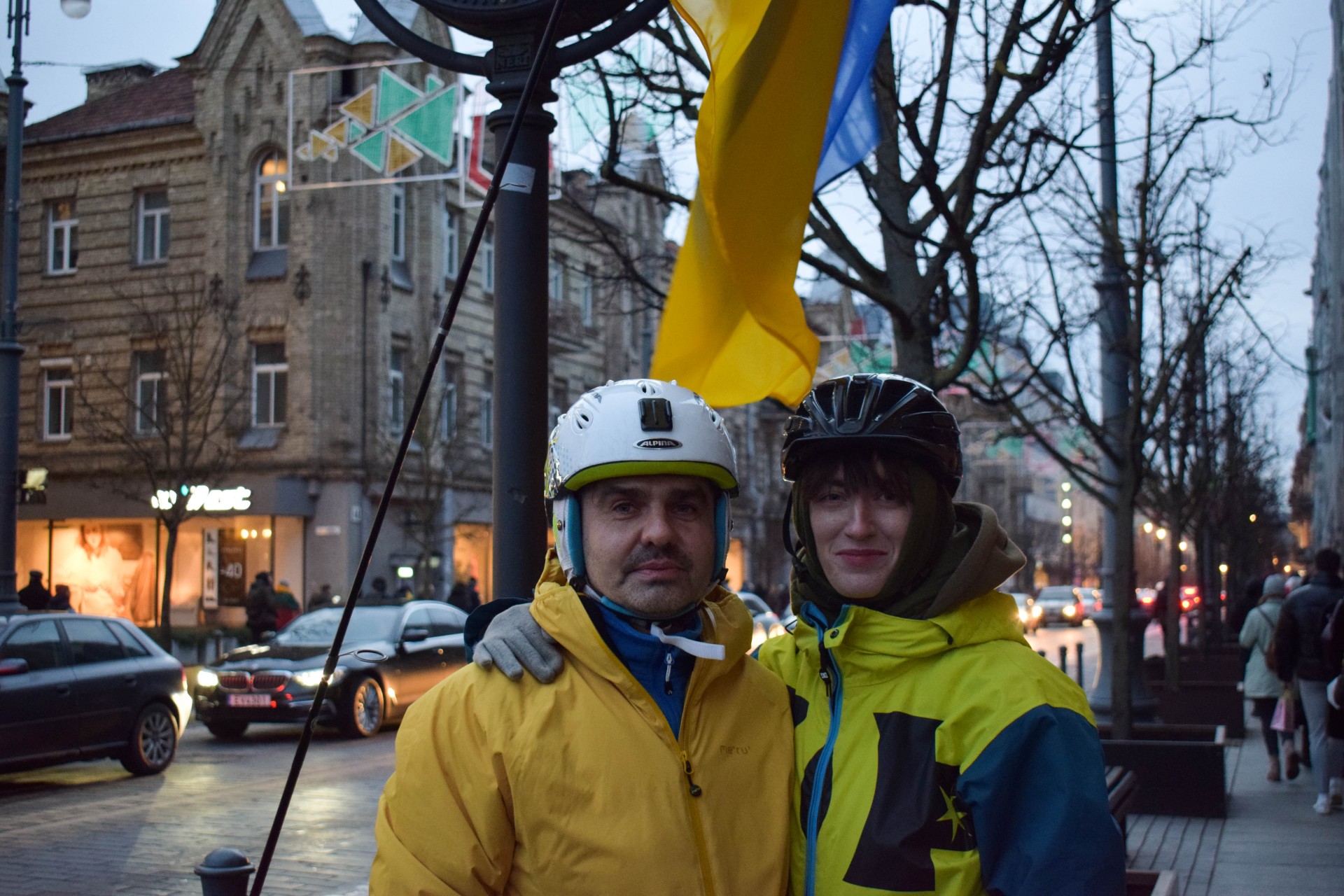 „Iš esmės yra baisu ir pikta tuo pačiu metu. Turbūt be vėliavėlių užsidėjimo yra tiesiog daug klausimų, kaip kitaip galim padėti Ukrainai remdami tiek materialiai, tiek priimdami bėgančius žmones, tiek siųsdami kažkokią paramą. Taigi, šiandien norėtųsi fokusuotis ne į baimę, bet į telkimąsi ir į pagalbos ieškojimą visais būdais. Atėjom čia ieškodami vienybės ir norėdami parodyti tą vienybę tiek ukrainiečiams, tiek vienas kitam. Tiek ir lietuviams, kurie dabartiniame kontekste skaldosi įvairiais klausimais. Man atrodo, kad šiandien yra diena, kai mes turim būti vieningi“, – sako Aura. ©Julija Stankevičiūtė