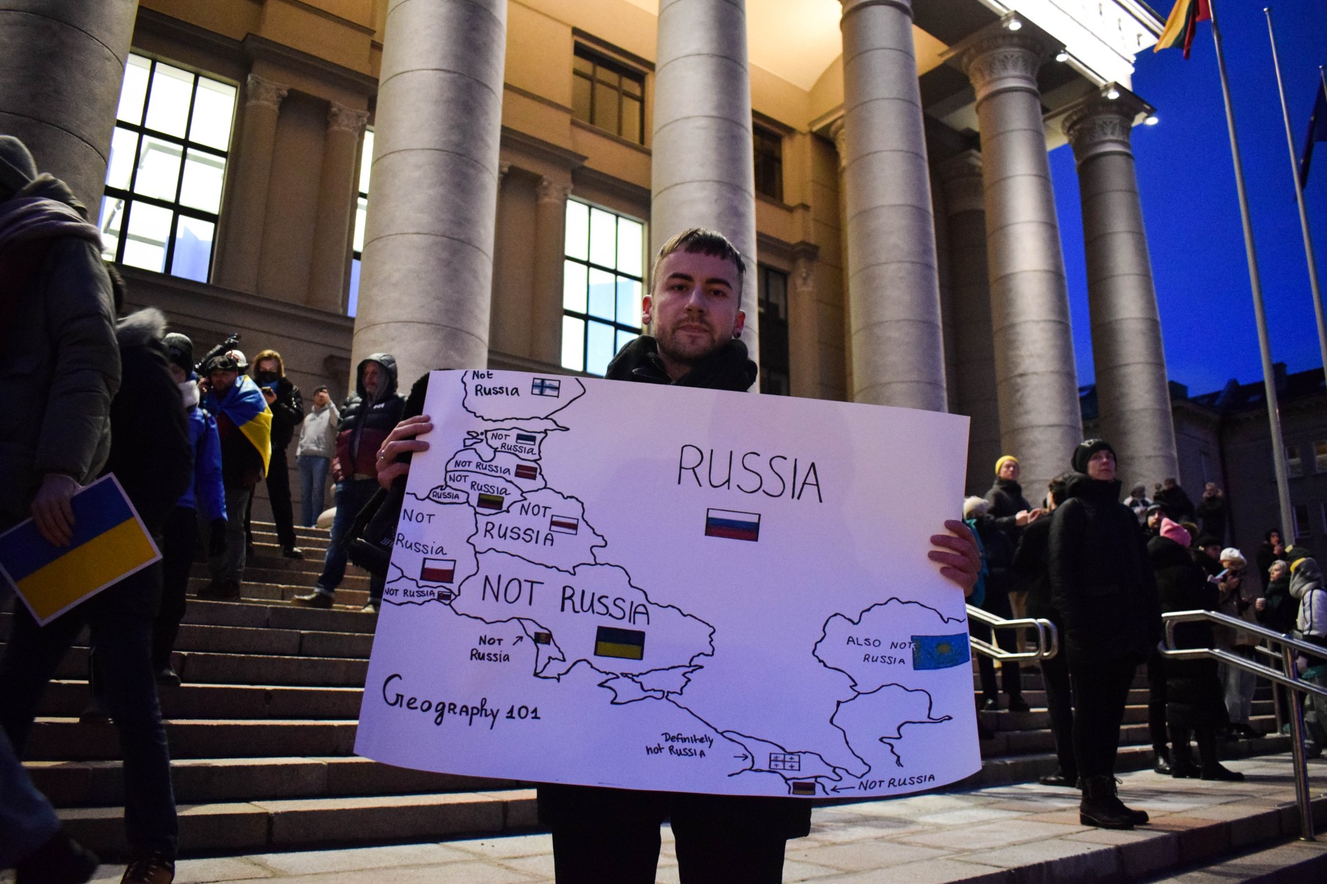 „Esu čia, nes man svarbi laisvė. Ne tik mūsų, ne tik mūsų kaimynų, bet ir kiekvieno žmogaus. Manau, kad kiekvienas žmogus turi pasirinkimą, kaip gyventi ir žinau, kad tie žmonės nori būti laisvi, kaip ir mes. Yra labai neteisinga kėsintis į jų nepriklausomybę. Šiandien atsibudau ir pirmas sakinys, kuris man buvo pasakytas yra: „Aš tave myliu, bet šiandien Ukrainoje prasidėjo karas“. Tai mane labai emocionaliai paveikė. Mano pirma mintis buvo apie tai, ką jaučia žmonės ten. Ką jaučia visos mamos, dukros ir kiti, kurie žino, kad jų šeimos nariai kariauja. Supratau, kad reikia bent kažkaip padėti. Tuo mažu finansiniu pervedimu, išėjimu į gatves, parodymu, kad palaikome Ukrainos žmones. Jie nėra vieni šitoj kovoj“, – sako Jaunius. ©Julija Stankevičiūtė „Esu čia, nes man svarbi laisvė. Ne tik mūsų, ne tik mūsų kaimynų, bet ir kiekvieno žmogaus. Manau, kad kiekvienas žmogus turi pasirinkimą, kaip gyventi ir žinau, kad tie žmonės nori būti laisvi, kaip ir mes. Yra labai neteisinga kėsintis į jų nepriklausomybę. Šiandien atsibudau ir pirmas sakinys, kuris man buvo pasakytas yra: „Aš tave myliu, bet šiandien Ukrainoje prasidėjo karas“. Tai mane labai emocionaliai paveikė. Mano pirma mintis buvo apie tai, ką jaučia žmonės ten. Ką jaučia visos mamos, dukros ir kiti, kurie žino, kad jų šeimos nariai kariauja. Supratau, kad reikia bent kažkaip padėti. Tuo mažu finansiniu pervedimu, išėjimu į gatves, parodymu, kad palaikome Ukrainos žmones. Jie nėra vieni šitoj kovoj“, – sako Jaunius. ©Julija Stankevičiūtė