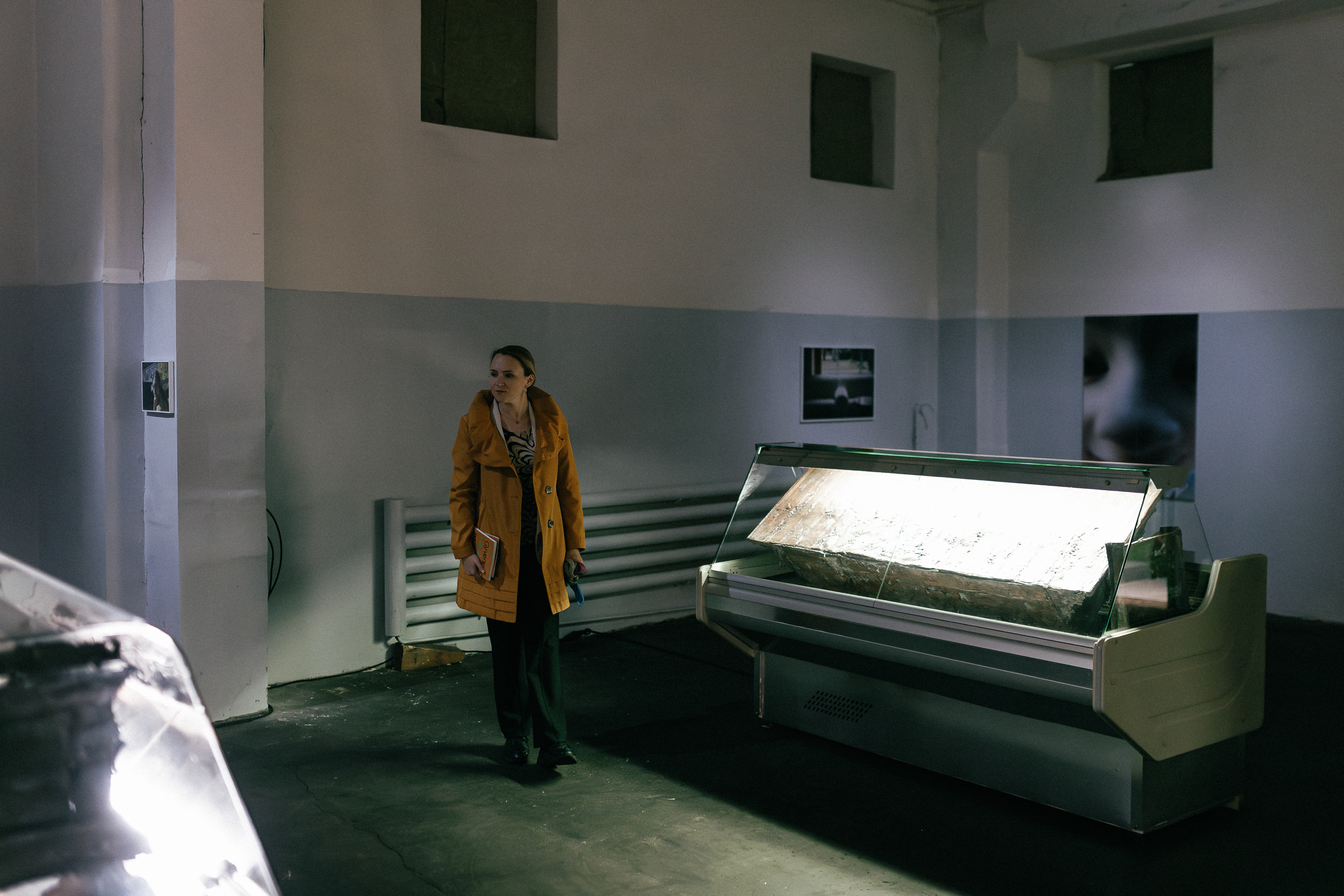 Brianna Leatherbury sovietinio stiliaus stiklinėse šaldytuvų vitrinose rodo varines atliejas objektų, kuriuos žmonės ketina tiesiogine to žodžio prasme nusinešti į kapus. ©Gražvydas Jovaiša
