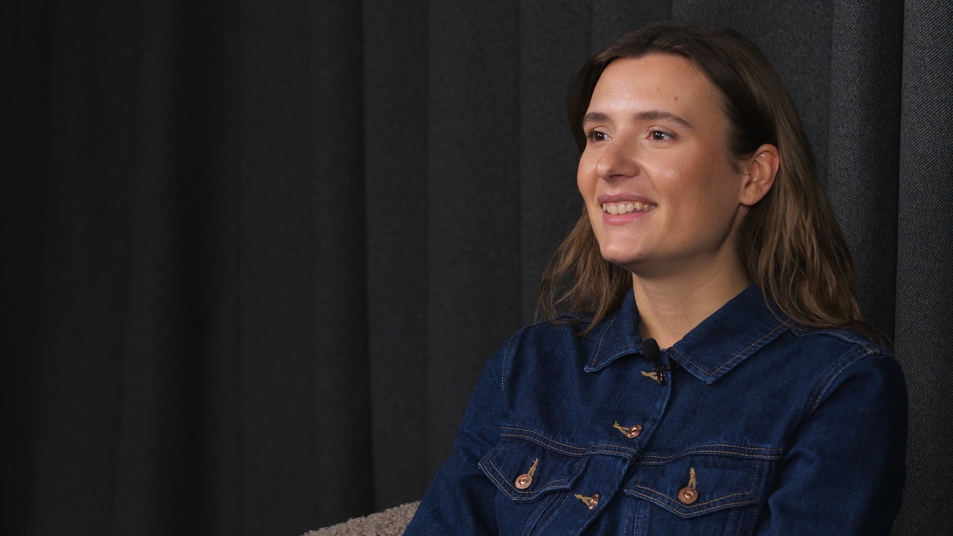 Laura Riaubaitė-Pinzar konsultuoja psichologijos ir psichiatrijos klinikoje „Gali būti“. Laura yra šios klinikos bendraįkūrėja, Vilniaus universiteto psichologijos studentė ir „Jaunimo linijos“ savanorių mokytoja.