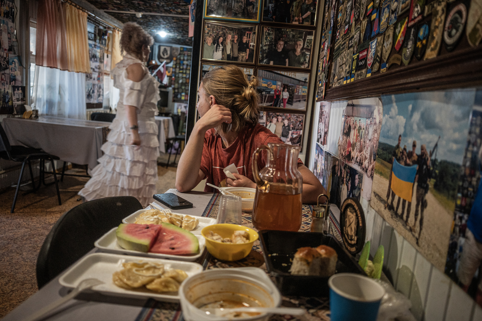 Sigita netikėtai surastoje pakelės kavinėje, kuri remia Ukrainos ginkluotąsias pajėgas ir nemokamai maitina karius. ©Denis Vėjas