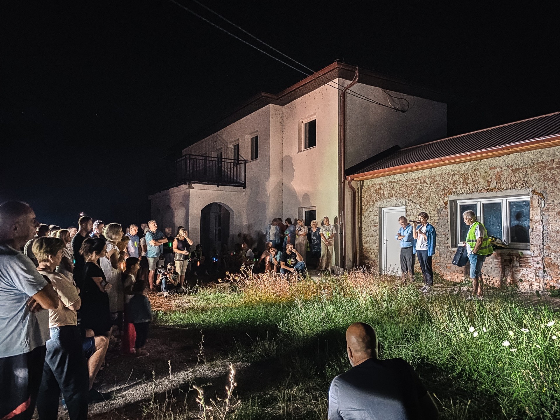 „Šviesos keliu” iš Kozaraco į Trnopolje atėję žmonės dalyvauja renginyje, skirtame atminti Trnopolje koncentracijos stovyklą. ©Remigijus Paulauskas