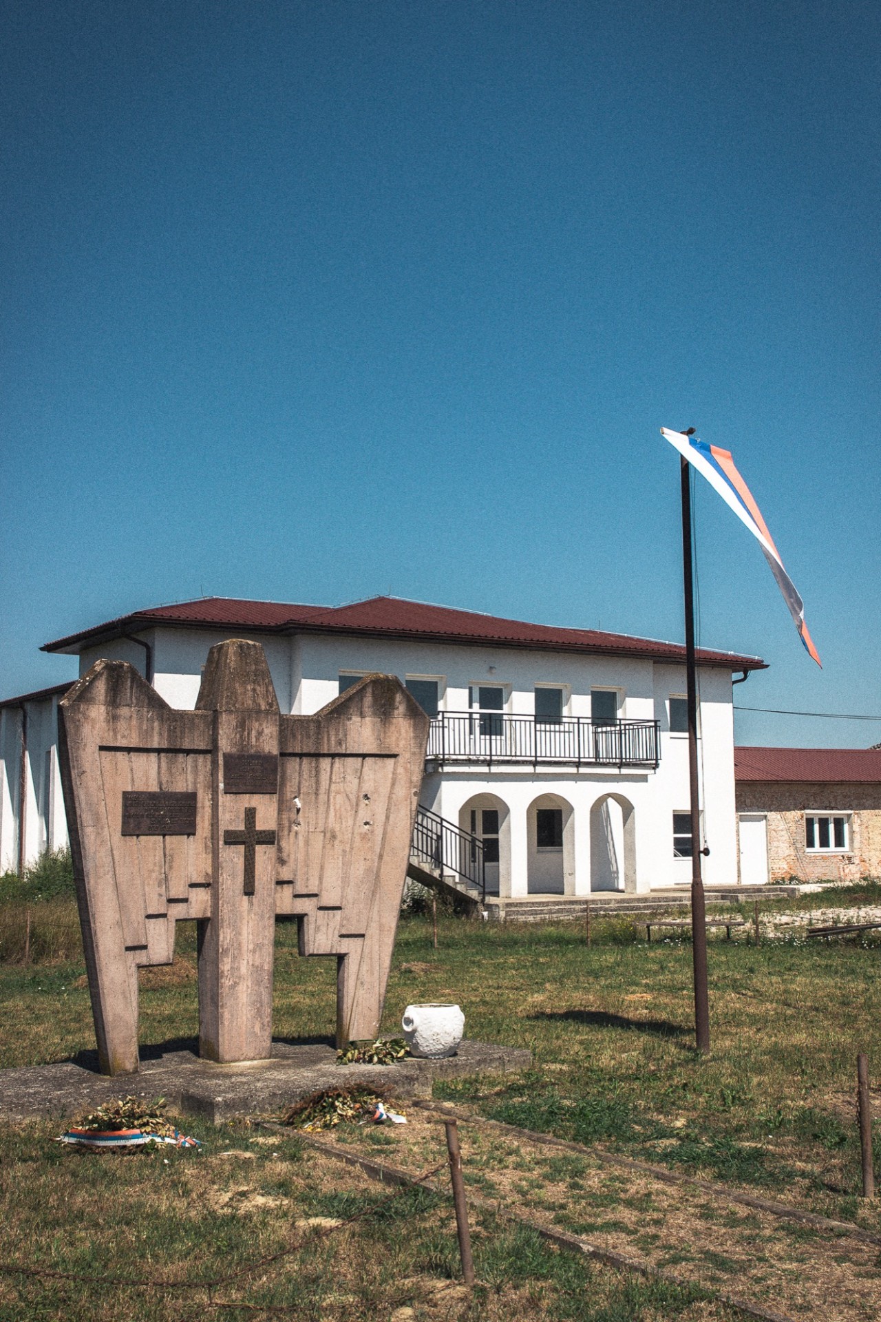 Priešais buvusios Trnopolje koncentracijos stovyklos patalpas po Bosnijos karo buvo pastatytas paminklas serbų partizanams Antrajame pasauliniame kare atminti, iškelta Serbų Respublikos vėliava. ©Remigijus Paulauskas