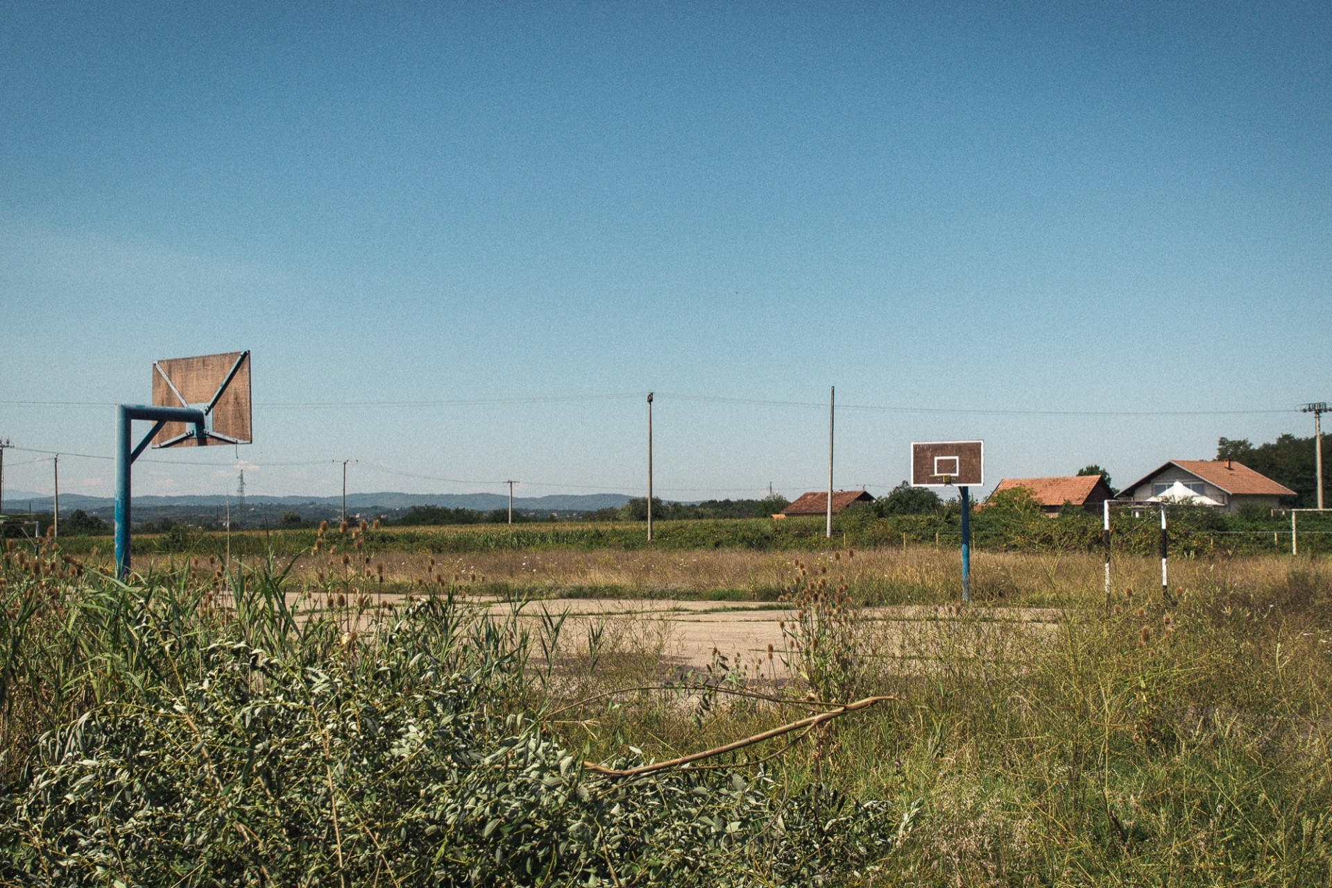 Mokyklos stadionas šalia buvusios Trnopolje koncentracijos stovyklos patalpų. ©Remigijus Paulauskas
