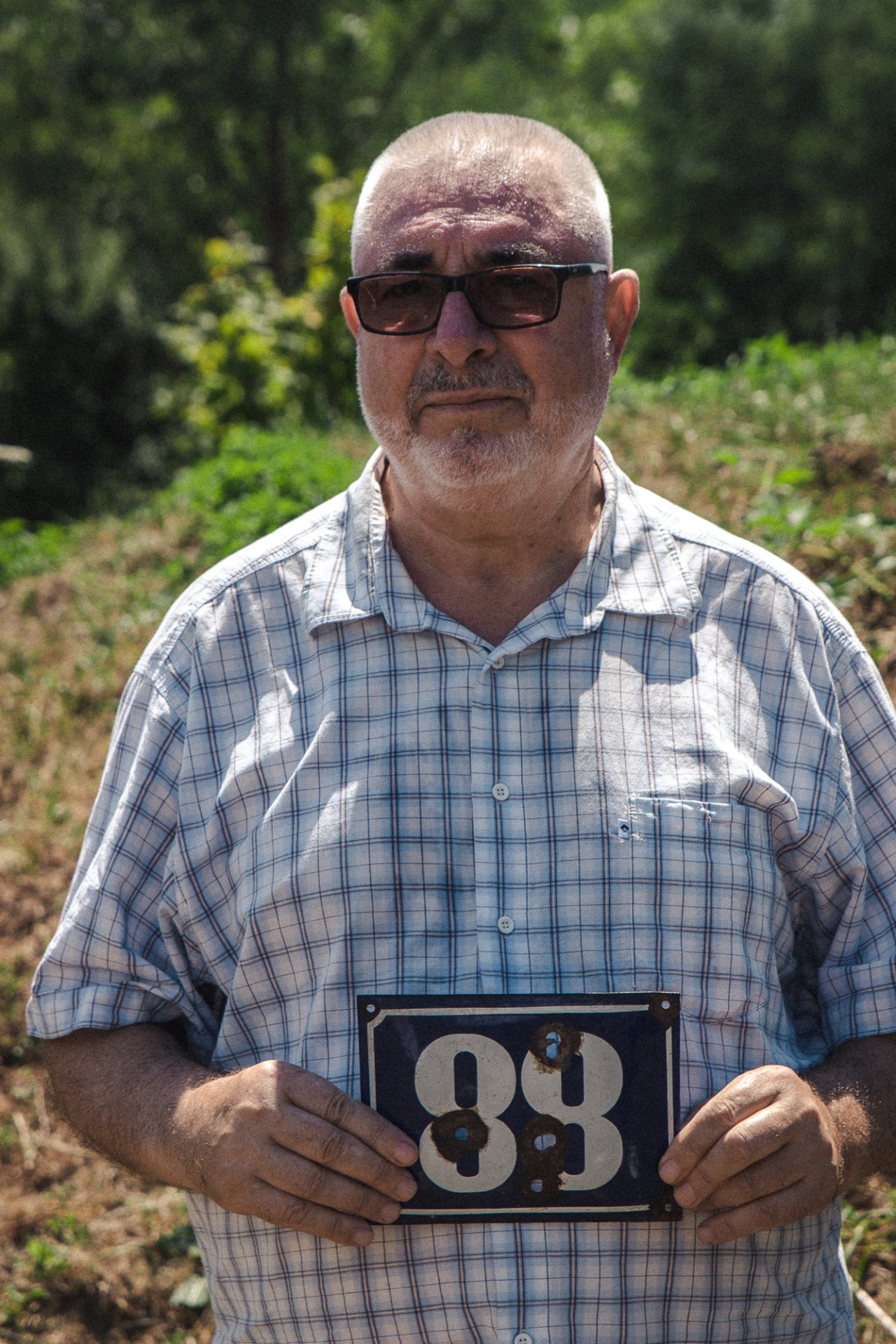 Šerif Velić – Kevljani miestelio gyventojas, palaidojęs savo namų, kurie 1992 metais buvo sugriauti ir sudeginti Serbų Respublikos pajėgų, likučius. ©Remigijus Paulauskas