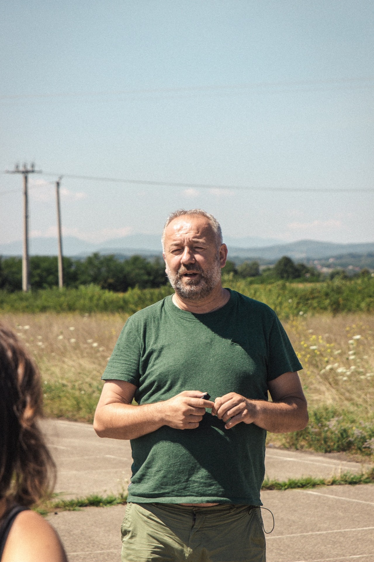 Satko Mujagić stadione šalia Trnopolje koncentracijos stovyklos patalpų, kuriose dabar veikia mokykla. ©Remigijus Paulauskas
