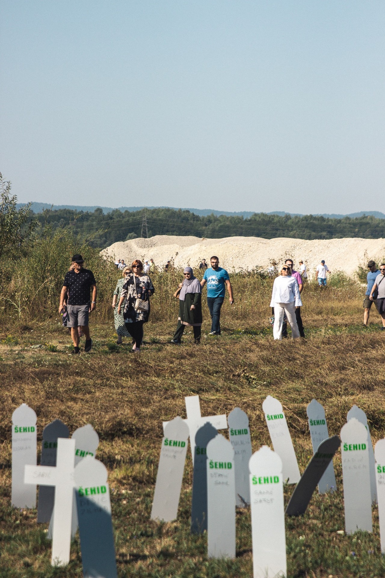 Į Omarskos koncentracijos stovyklos minėjimą renkasi žmonės. ©Remigijus Paulauskas
