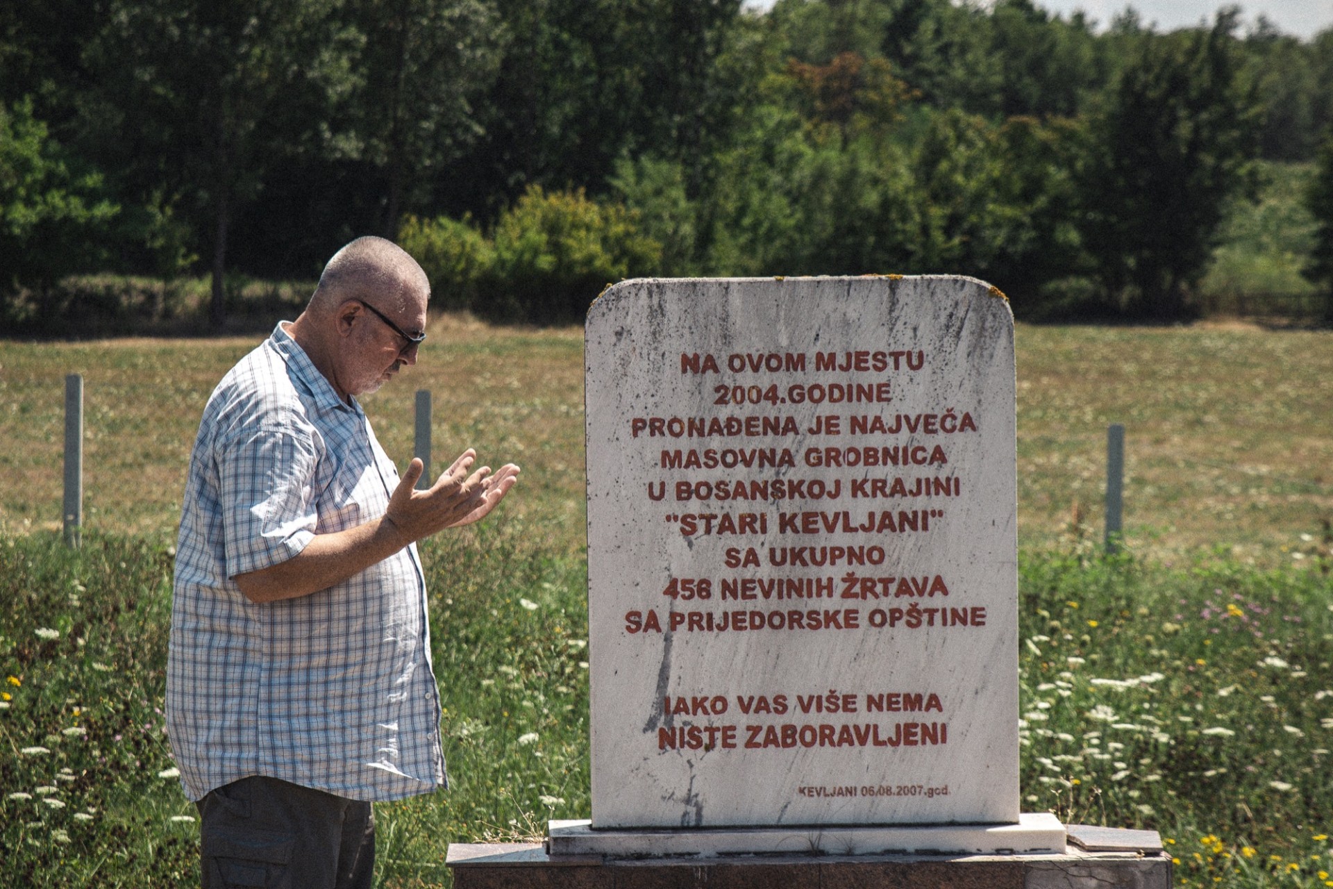 Kevljani gyventojas Šerif Velič meldžiasi prie paminklo čia palaidotoms aukoms. ©Remigijus Paulauskas