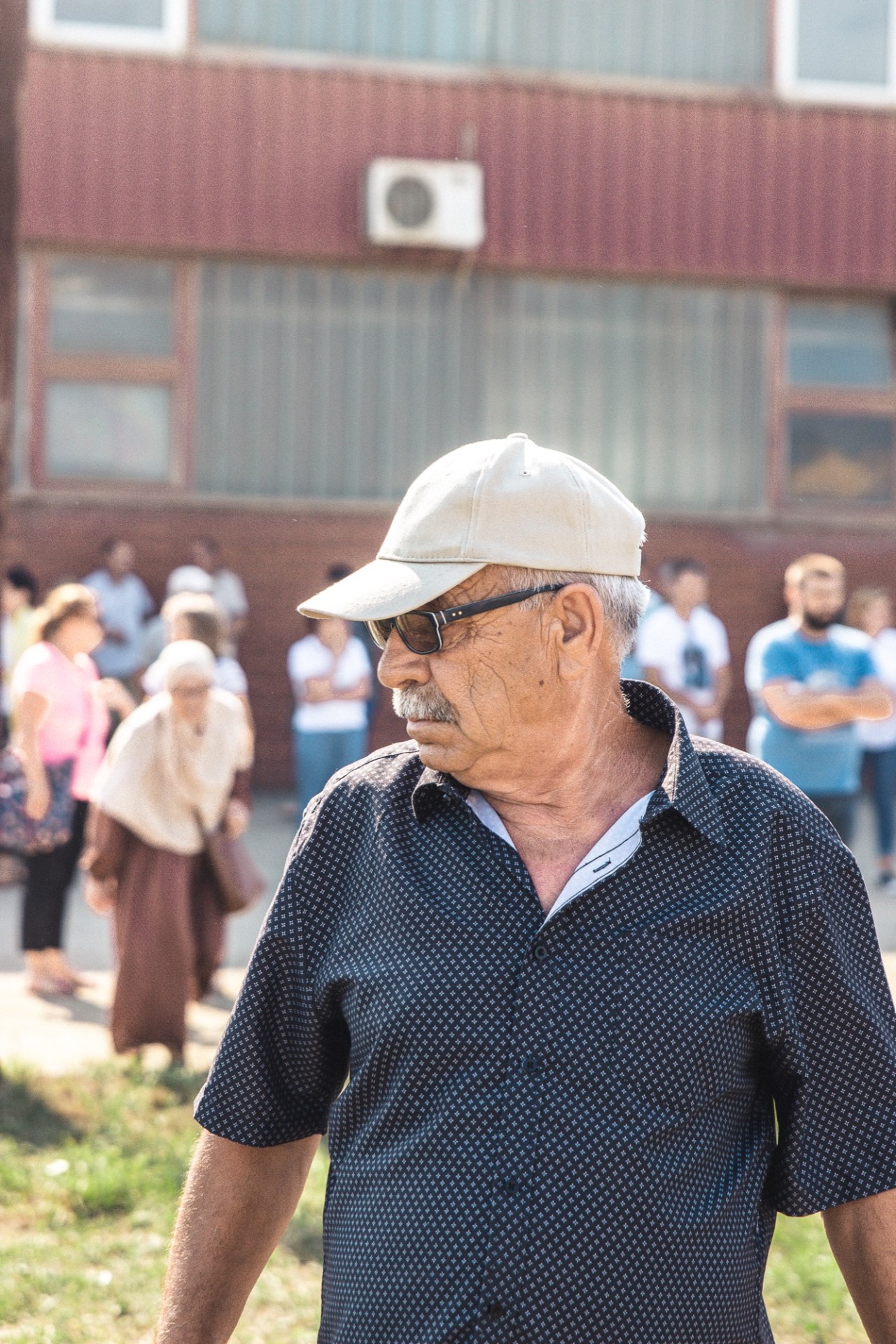 Į Omarskos koncentracijos stovyklos minėjimą atvykęs žmogus. ©Remigijus Paulauskas