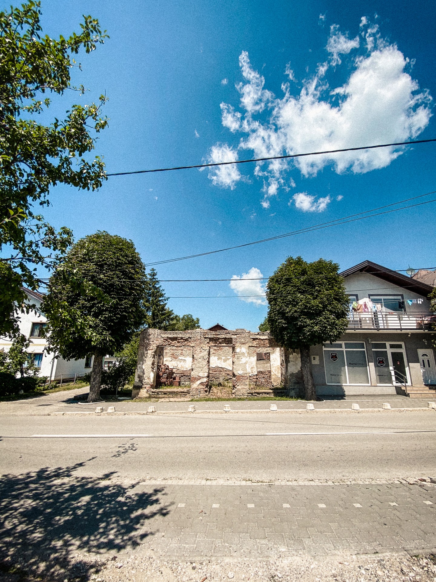 Po karo neatstatytas namas pagrindinėje Kozaraco gatvėje. ©Remigijus Paulauskas