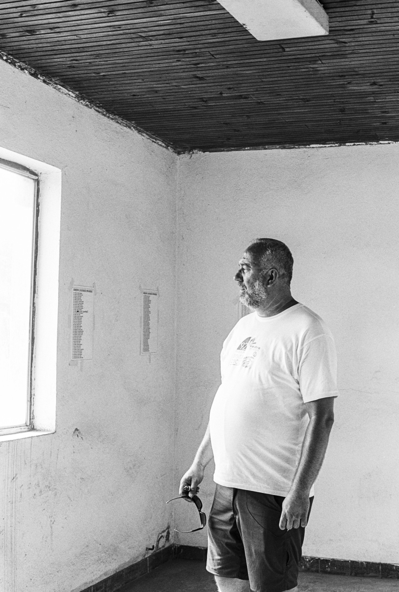 Satko Mujagić Omarskos koncentracijos stovyklos „Baltajame name“, kur būdavo „tardomi“ Omarskoje kalėję žmonės, tarp jų ir Satko. ©Melita Vilkevičiūtė