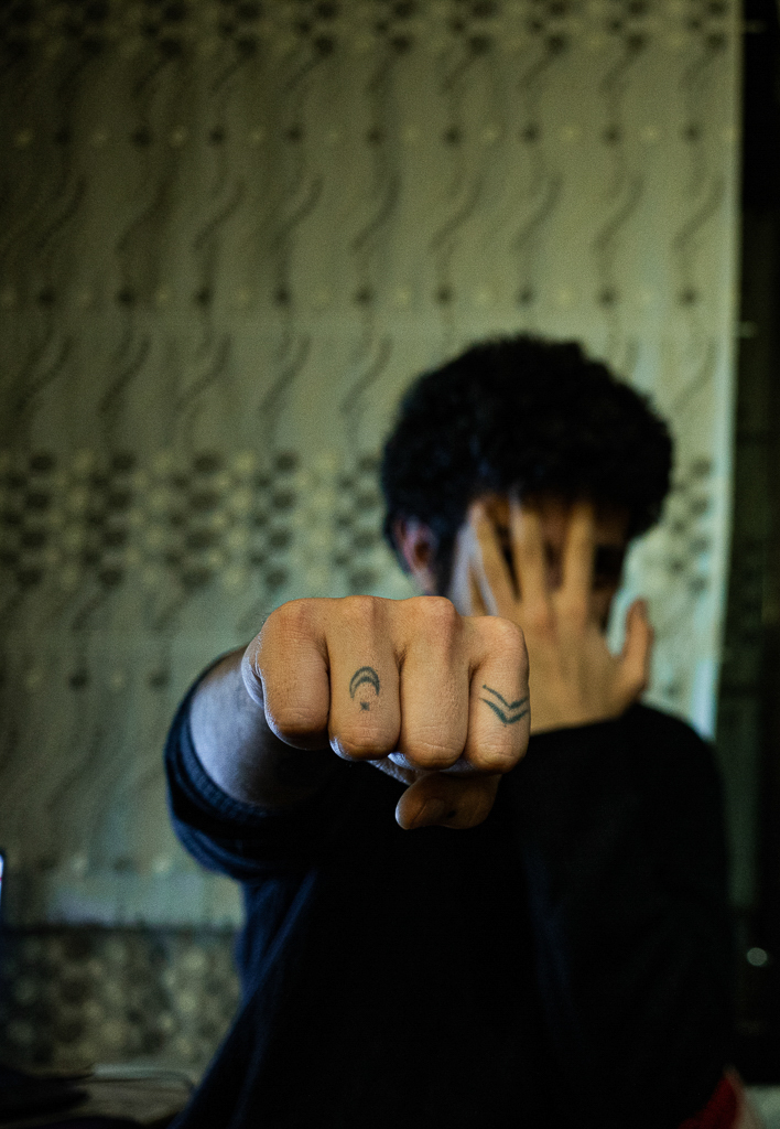 Bahaa ant piršto yra išsitatuiravęs mėnulį – islamo simbolį. ©Denis Vėjas