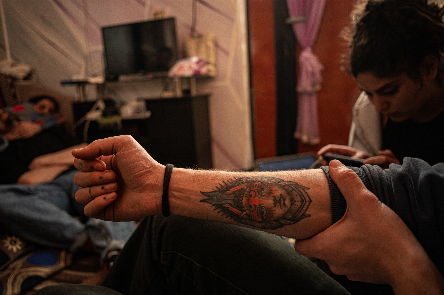 Bahaa dizaino tatuiruotė. Žiūrint iš vienos pusės, tai demonas, kuris, Bahaa žodžiais, atbaido žmones ir jį saugo. Iš kitos pusės – atjauta ir palaikymas. „Demonas – tai pirma, ką pamato žmonės manyje, bet jeigu pažintų mane iš arčiau, tada pamato mano gerąją pusę.“ ©Denis Vėjas