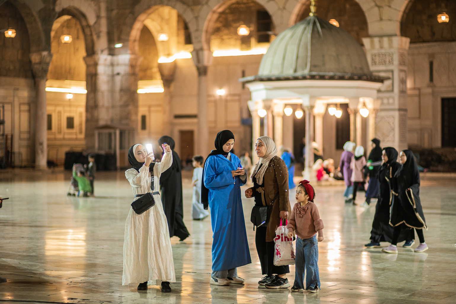 Paskutinis Ramadano penktadienis Didžiosios Damasko mečetės (Umayyad Mosque) moterų maldų salėje. ©Denis Vėjas