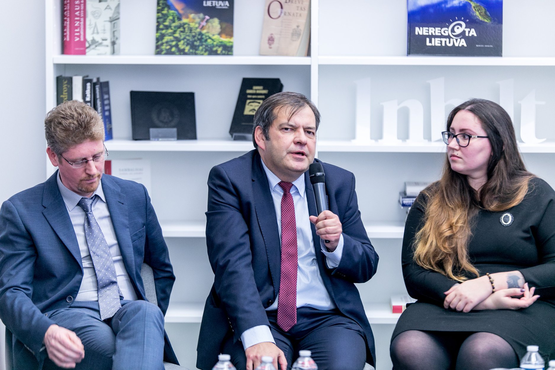 Olegas Jerofejevas, Andžej Pukšto ir Evelina Dobrovolska diskusijoje Nacionalinėje Martyno Mažvydo bibliotekoje. ©Vygaudas Juozaitis