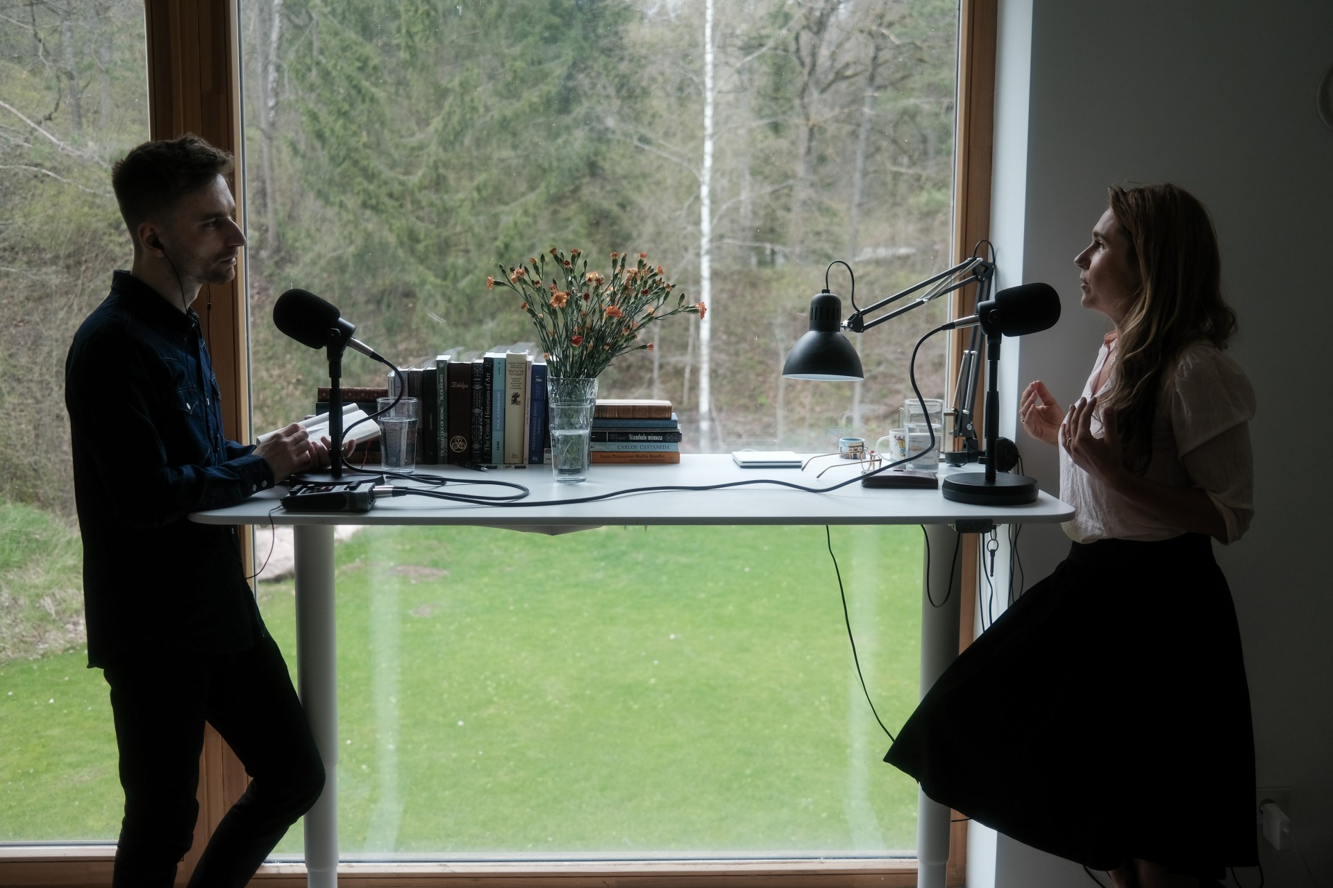 Žurnalistas Karolis Vyšniauskas ir Diana Maria Olsson interviu metu Vilniuje. ©Karolis Pilypas Liutkevičius