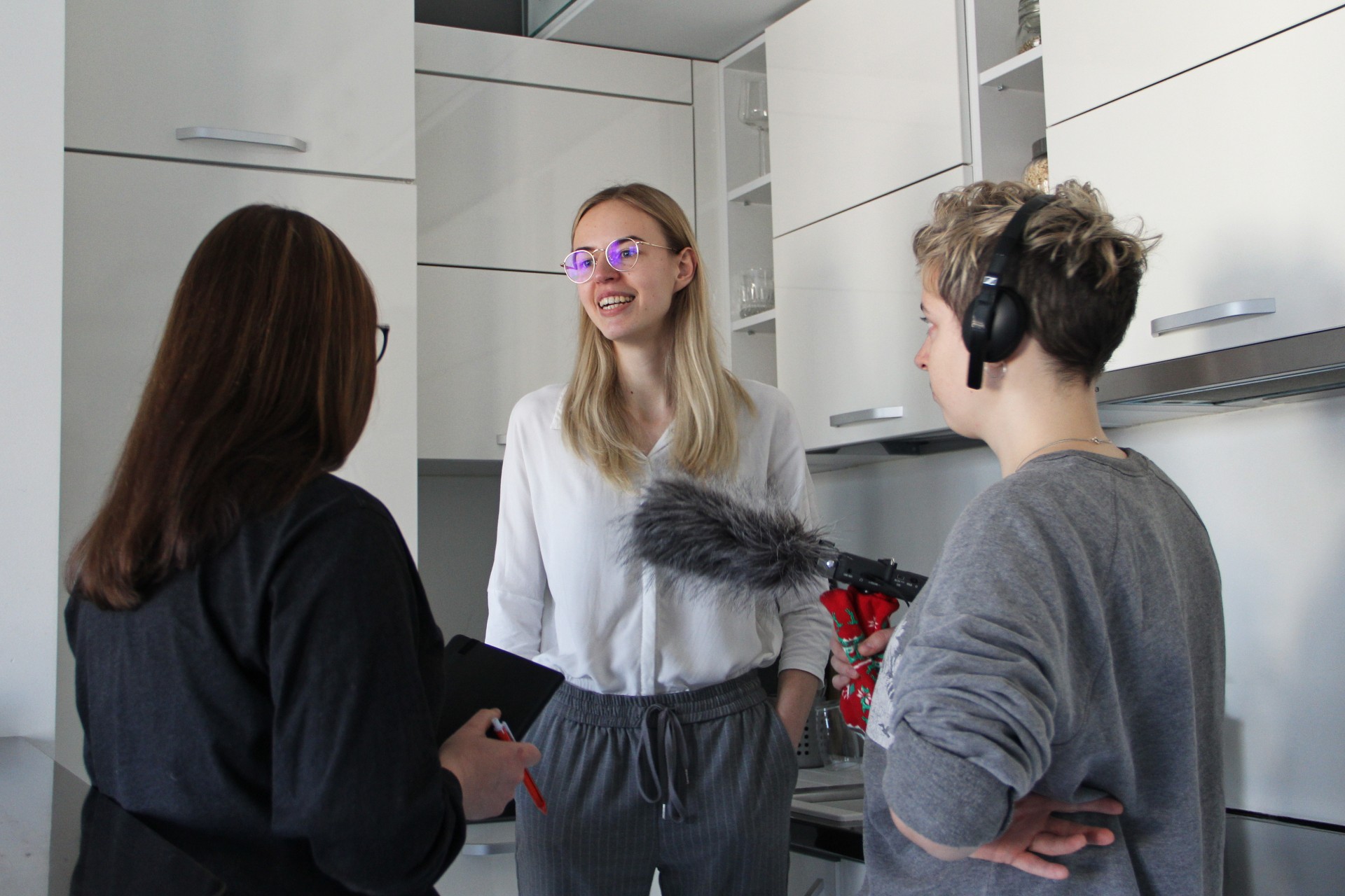 Tinklaraštininkė Ieva Vilkė pastebi, kad maistui parduotuvėse keliami reikalavimai yra labai aukšti. Bet, siekiant pirkėjui pasiūlyti tik tobulai atrodančius produktus, dalis ne taip gerai atrodančių daržovių ar vaisių yra išmetami. ©Karolina Savickytė