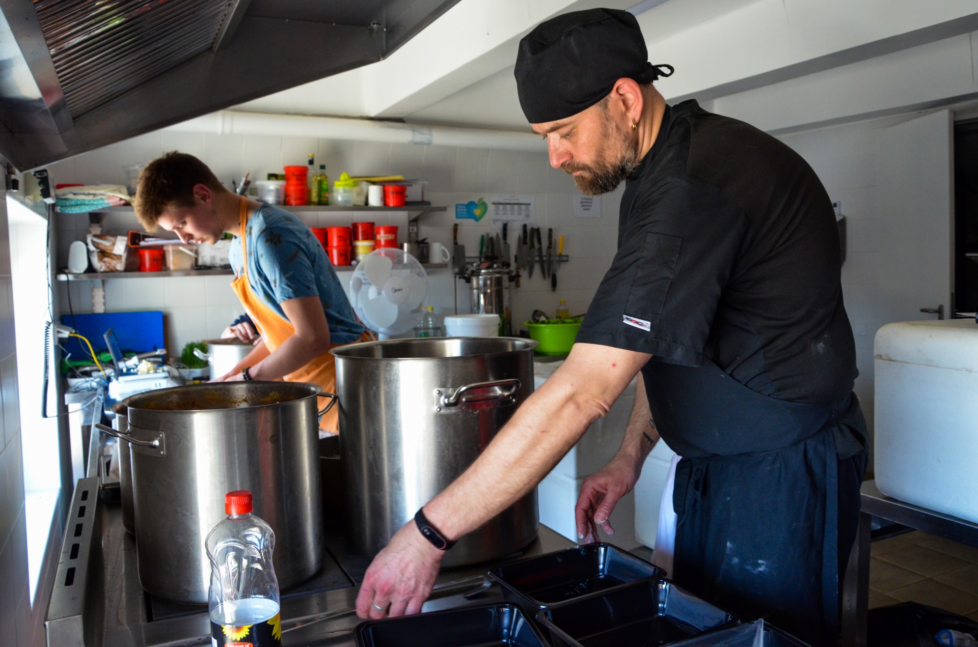 Šefas Ovidijus ir kolegos gamina karštą maistą. Šefo užduotis – iš nenupirktų produktų pagaminti patiekalų, taip maistui suteikiant antrą gyvenimą. ©Beatričė Bankauskaitė